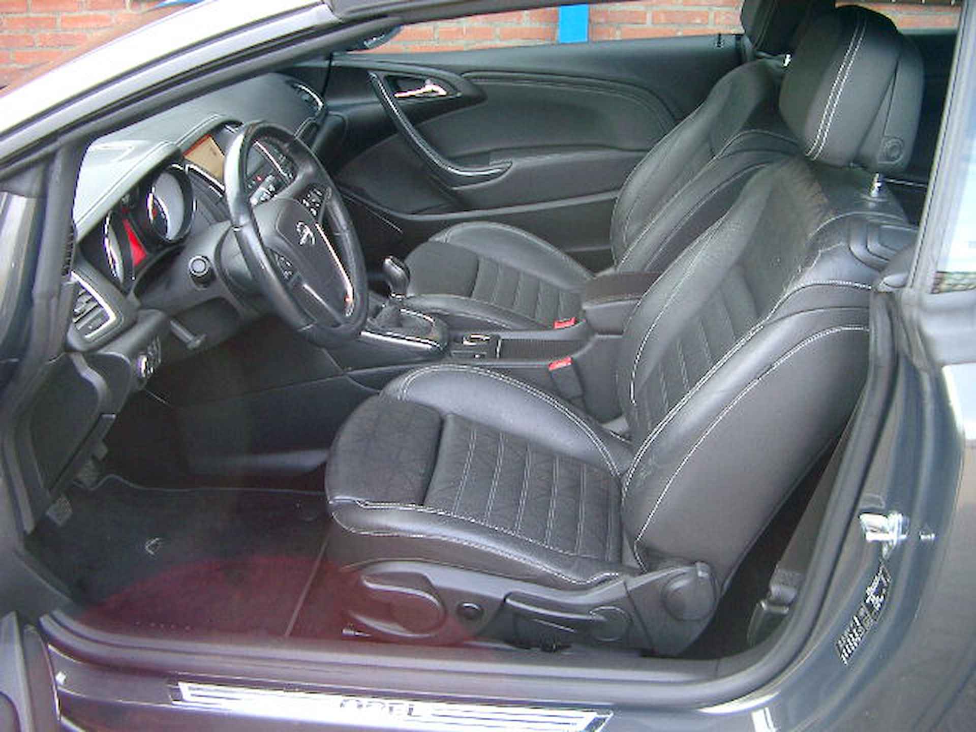 Opel Cascada 1.4 Turbo ecoFLEX Cosmo NL auto met NAP airco, navigatie, leder, achteruitrijcamera, stoel en stuur verwarming - 25/28