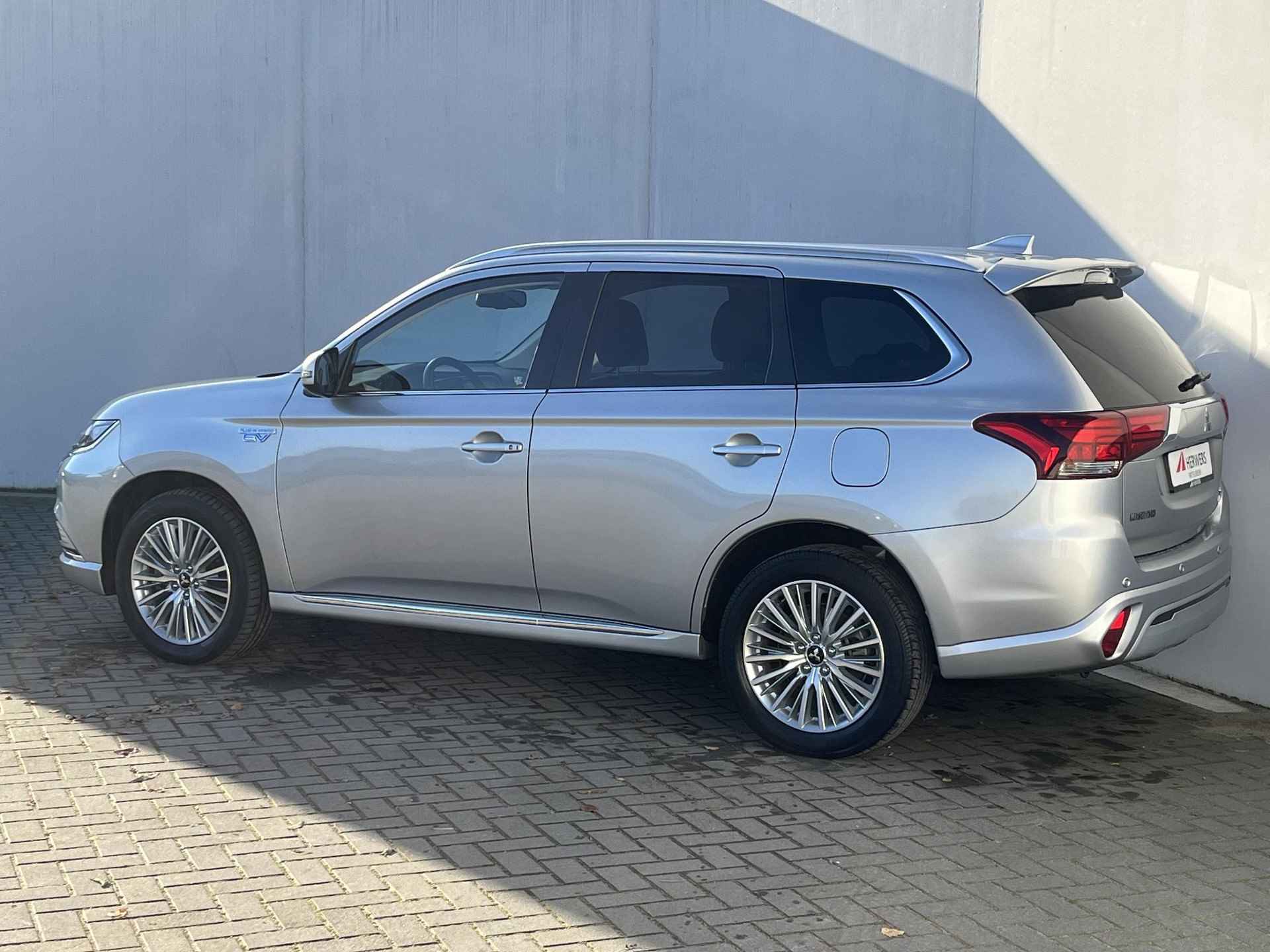 Mitsubishi Outlander 2.4 PHEV Intense Automaat / Keyless / Climate control / Navigatie d.m.v. Apple carplay & Android auto / Climate control - 20/52