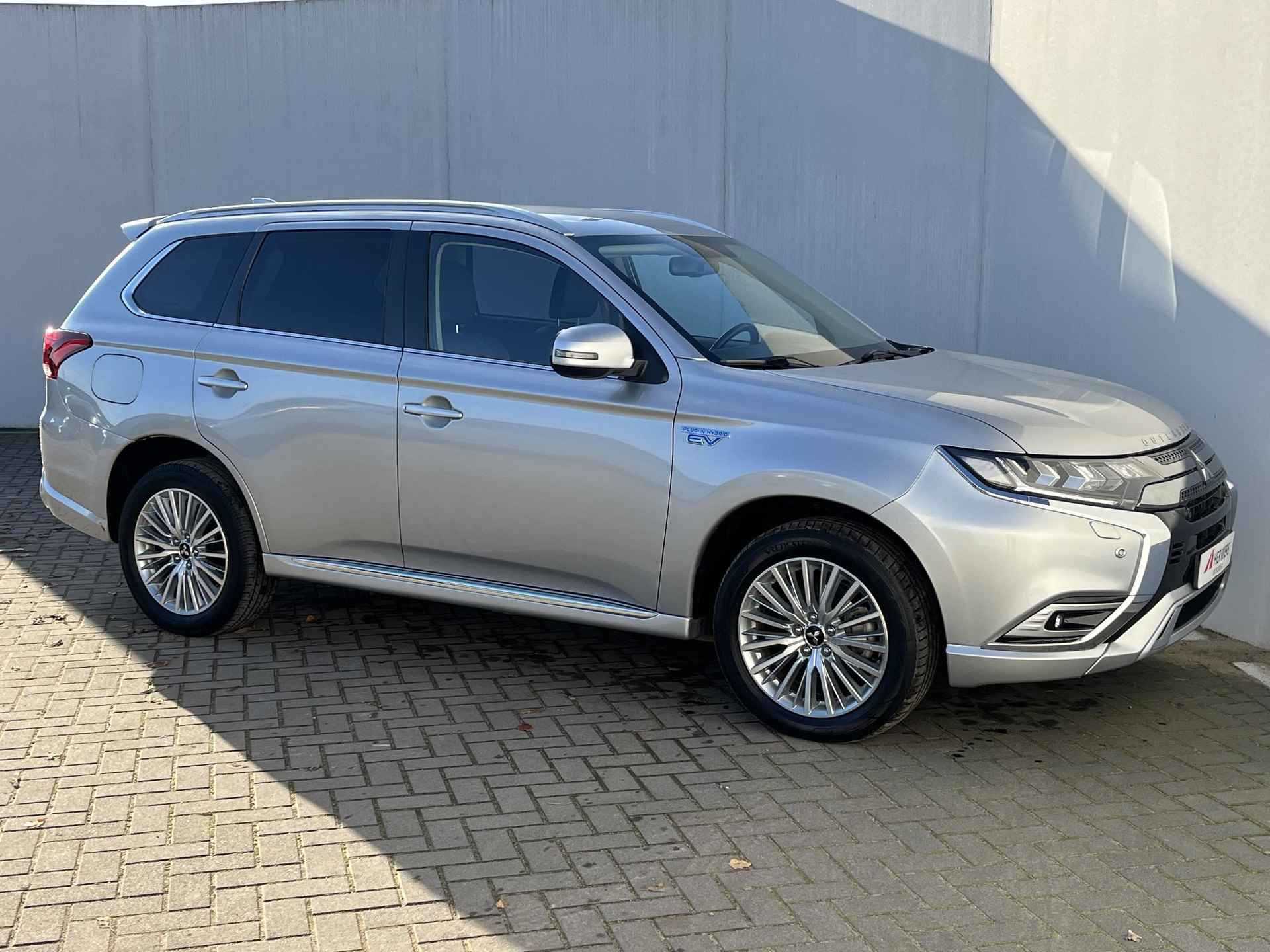 Mitsubishi Outlander 2.4 PHEV Intense Automaat / Keyless / Climate control / Navigatie d.m.v. Apple carplay & Android auto / Climate control - 22/52