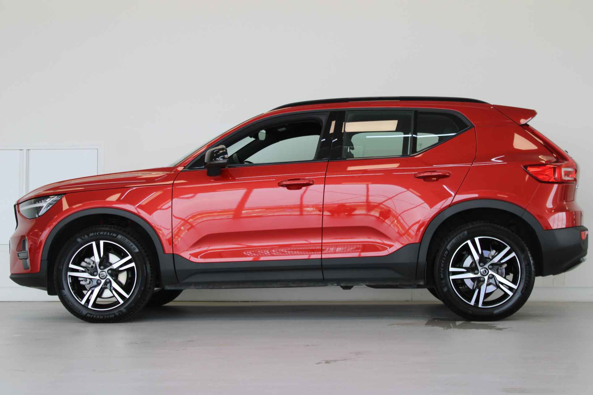 Volvo XC40 B4 200PK Plus Dark | Trekhaak | Blis | Elektrisch Stoelen | HK Audio | Verwarmbare voorruit - 2/54