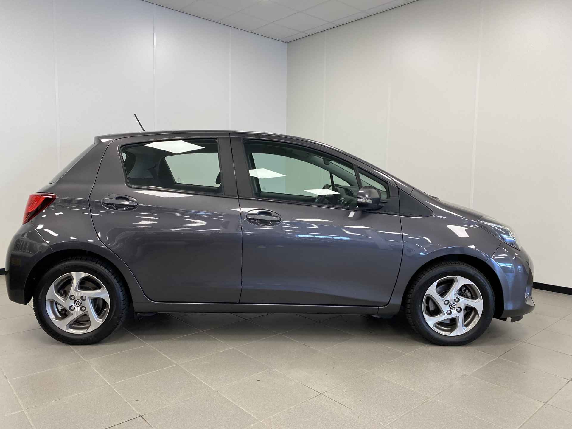 Toyota Yaris 1.5 HYBRID L / AUTOMAAT / NAVI / CAMERA / TREKH. / - 5/47