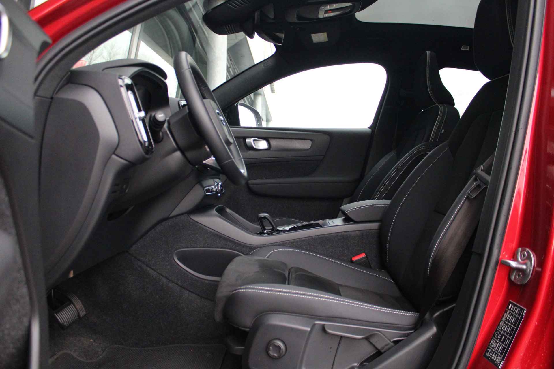 Volvo C40 Recharge Single Motor Plus | Warmtepomp | Stuur/Stoelverwarming | Nubuck Charcoal | Camera | Private glass | 19-inch - 9/34