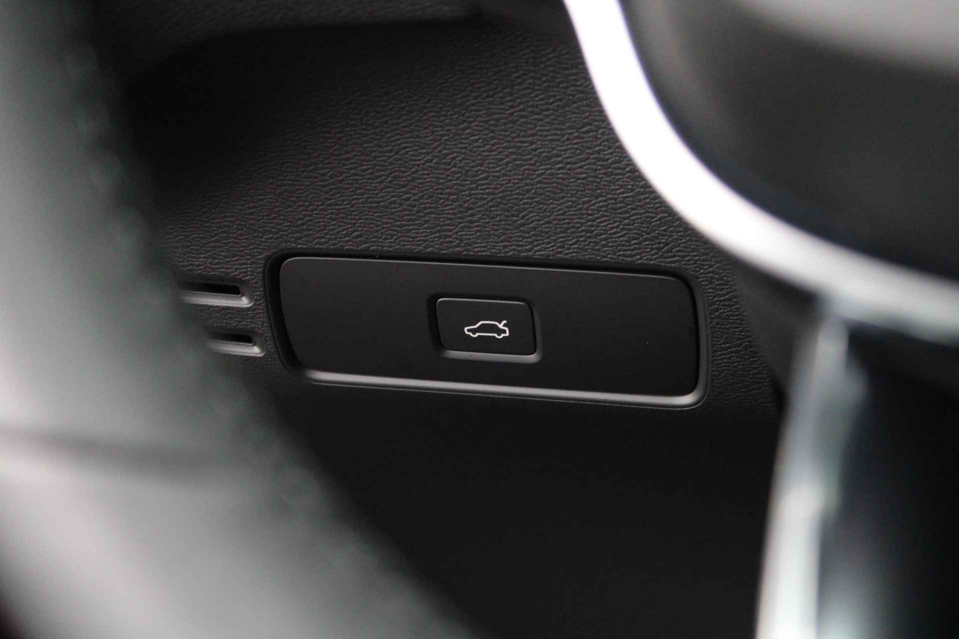 Volvo C40 Recharge Single Motor Plus | Warmtepomp | Stuur/Stoelverwarming | Nubuck Charcoal | Camera | Private glass | 19-inch - 17/34