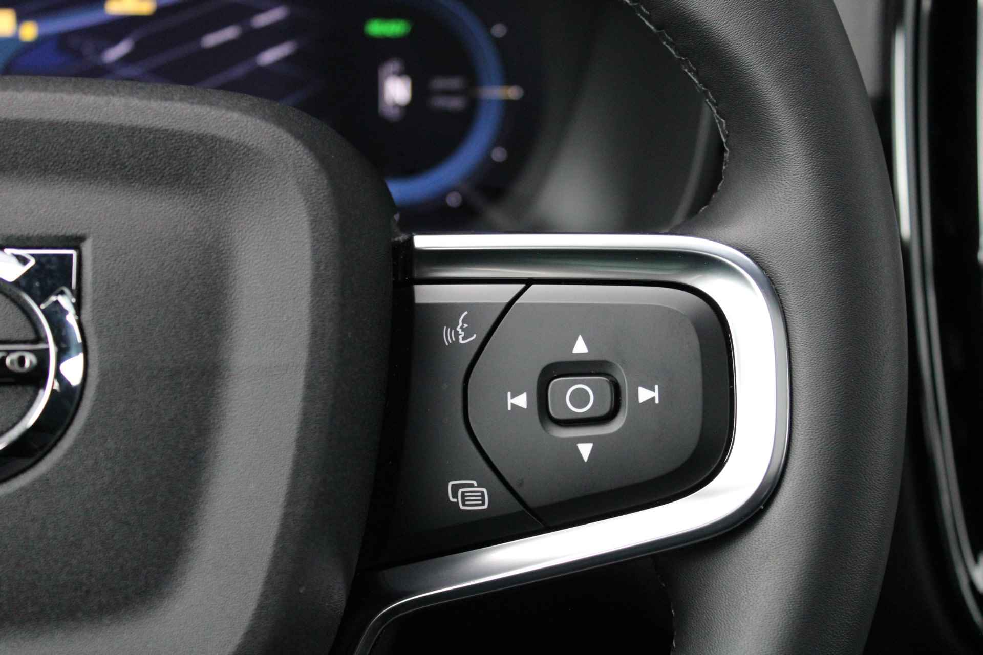 Volvo C40 Recharge Single Motor Plus | Warmtepomp | Stuur/Stoelverwarming | Nubuck Charcoal | Camera | Private glass | 19-inch - 19/34