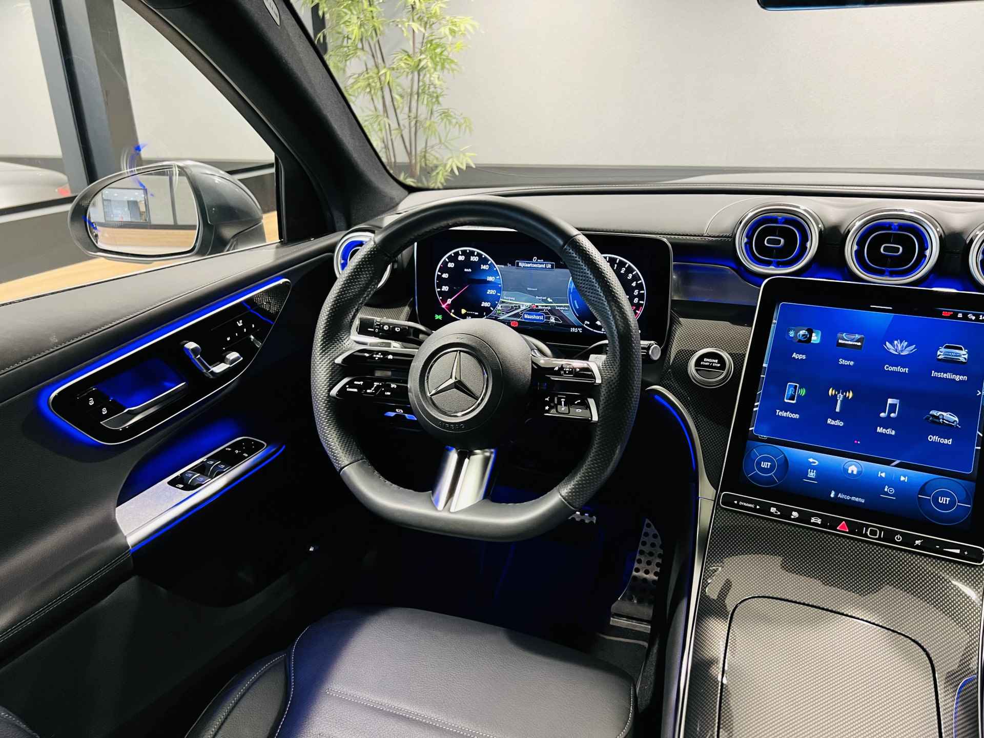 Mercedes-Benz GLC 300e 4Matic AMG // Panoramadak // Digital Light // 360 Camera // Keyless Entry // Elek. Achterklep // 20" Velgen // Alarm - 30/39
