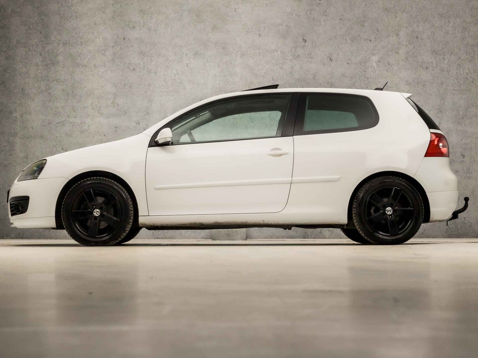 Volkswagen Golf 1.4 TSI GT Sport (YOUNGTIMER, SCHUIFDAK, NAVIGATIE, CLIMATE, STOELVERWARMING, SPORTSTOELEN, LM VELGEN, BLUETOOTH, TREKHAAK, NIEUWE APK, NIEUWSTAAT) - 2/28