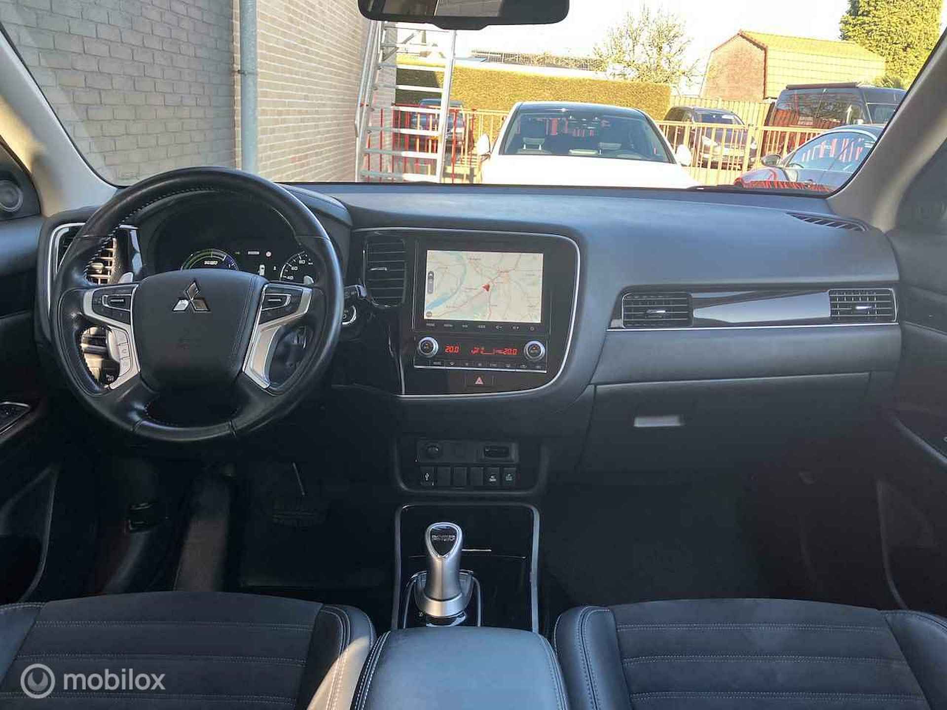 Mitsubishi Outlander 2.4 PHEV Intense+ standkachel alcantara navigatie stoelverwarming camera - 18/36