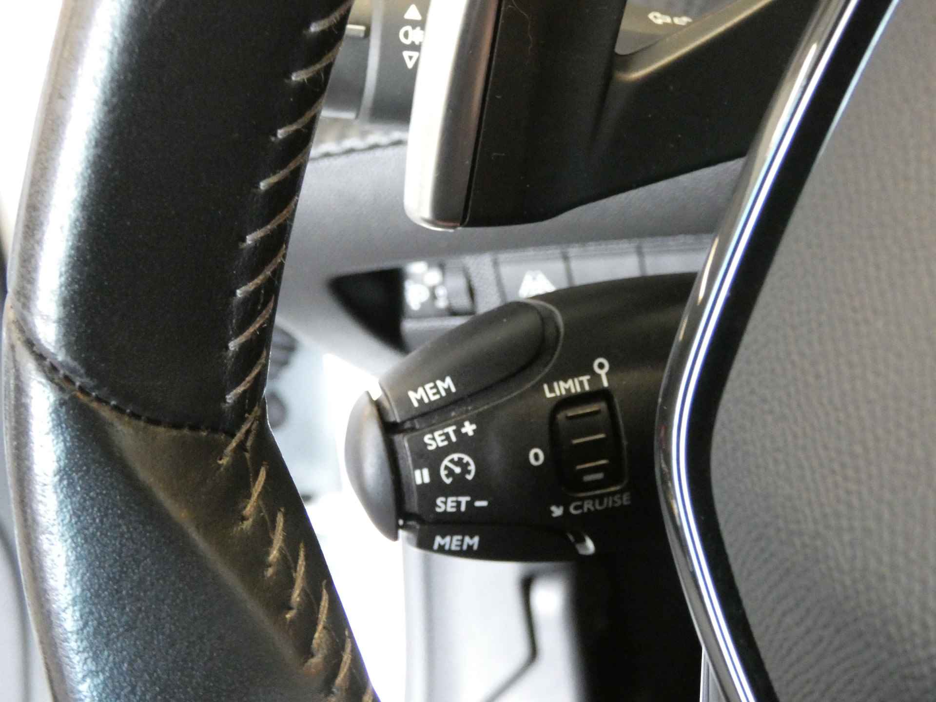 Peugeot 208 1.2 PureTech Allure Automaat! Camera|Parkeerhulp|Navigatie\AppelCarplay\AndroidAuto - 24/47
