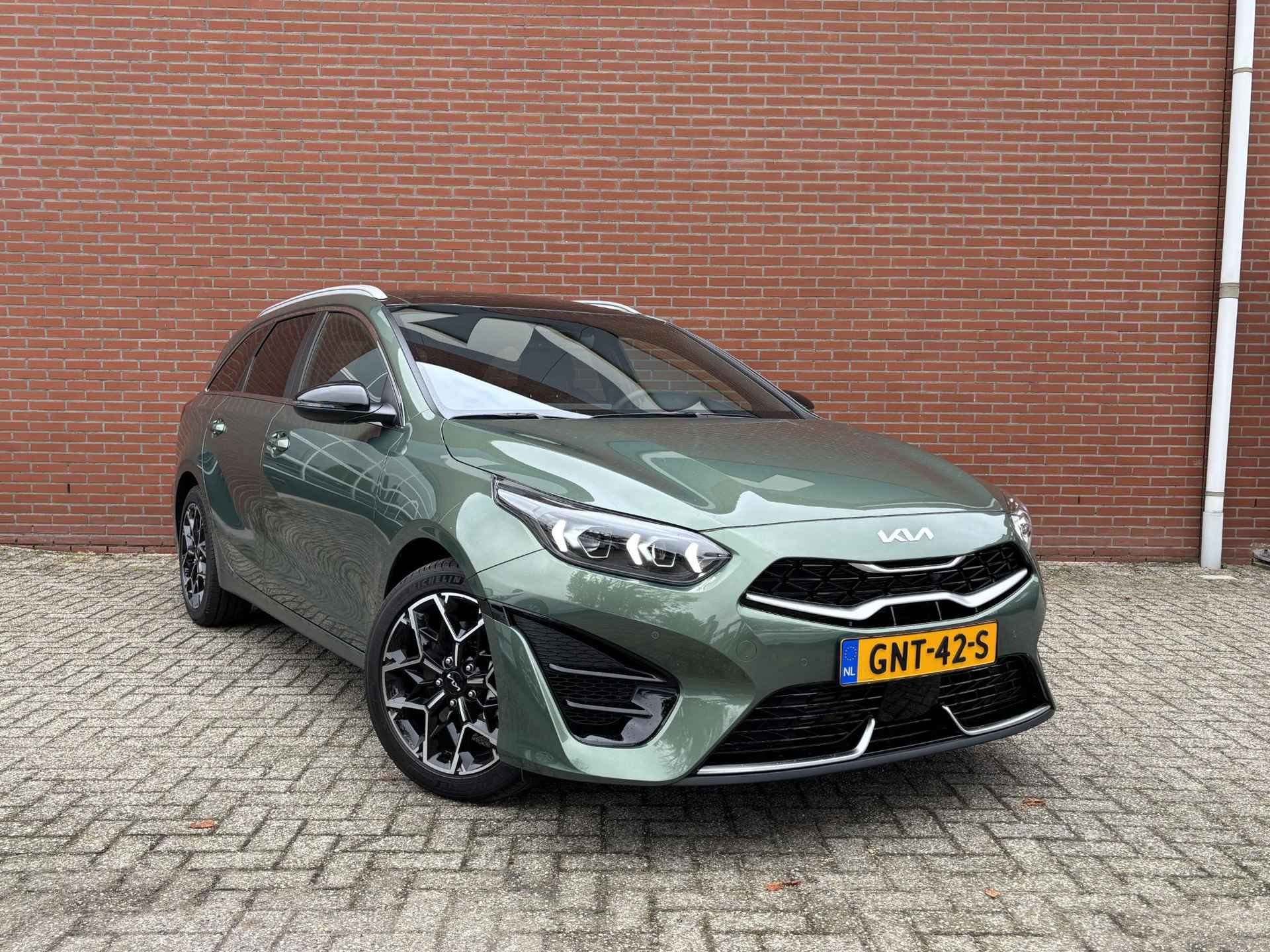 Kia Ceed Sportswagon 1.5 T-GDi GT-Line | €3.350,- korting | Suède sportstoelen |  Glazen schuif-/kanteldak | Stoel- en stuurwielverwarming - 16/32