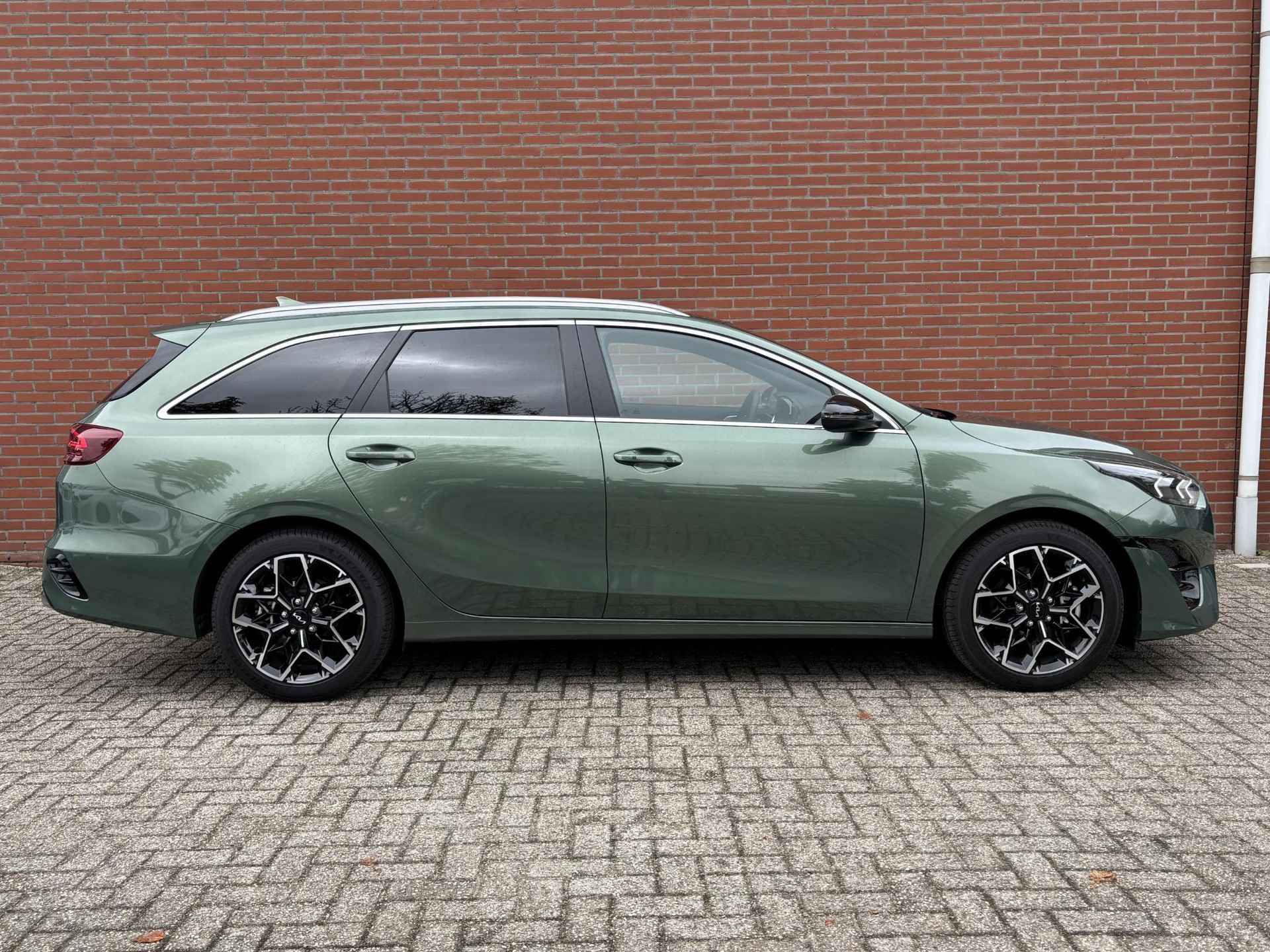 Kia Ceed Sportswagon 1.5 T-GDi GT-Line | €3.350,- korting | Suède sportstoelen |  Glazen schuif-/kanteldak | Stoel- en stuurwielverwarming - 17/32