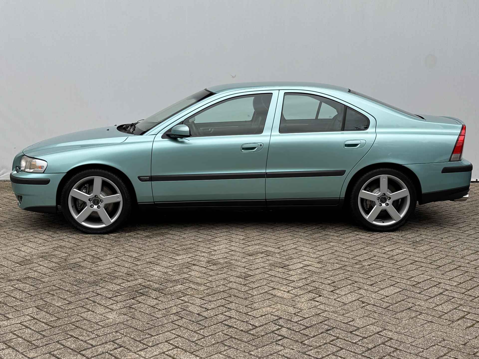 Volvo S60 2.5 R AWD . - 4/23