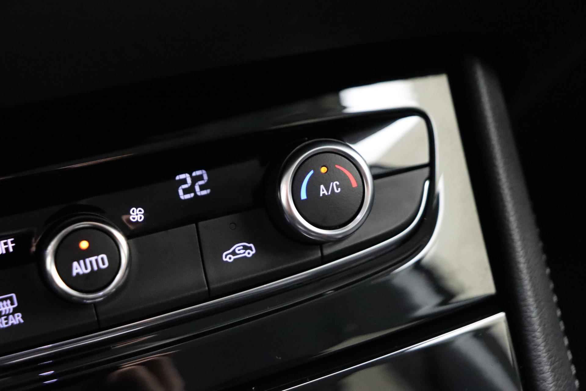 Opel Grandland X 1.2 Turbo 130pk Business Executive Automaat | Navigatie | Camera | Climate control | Getint glas | Dakrails | Cruise control | Lichtmetalen velgen - 28/35