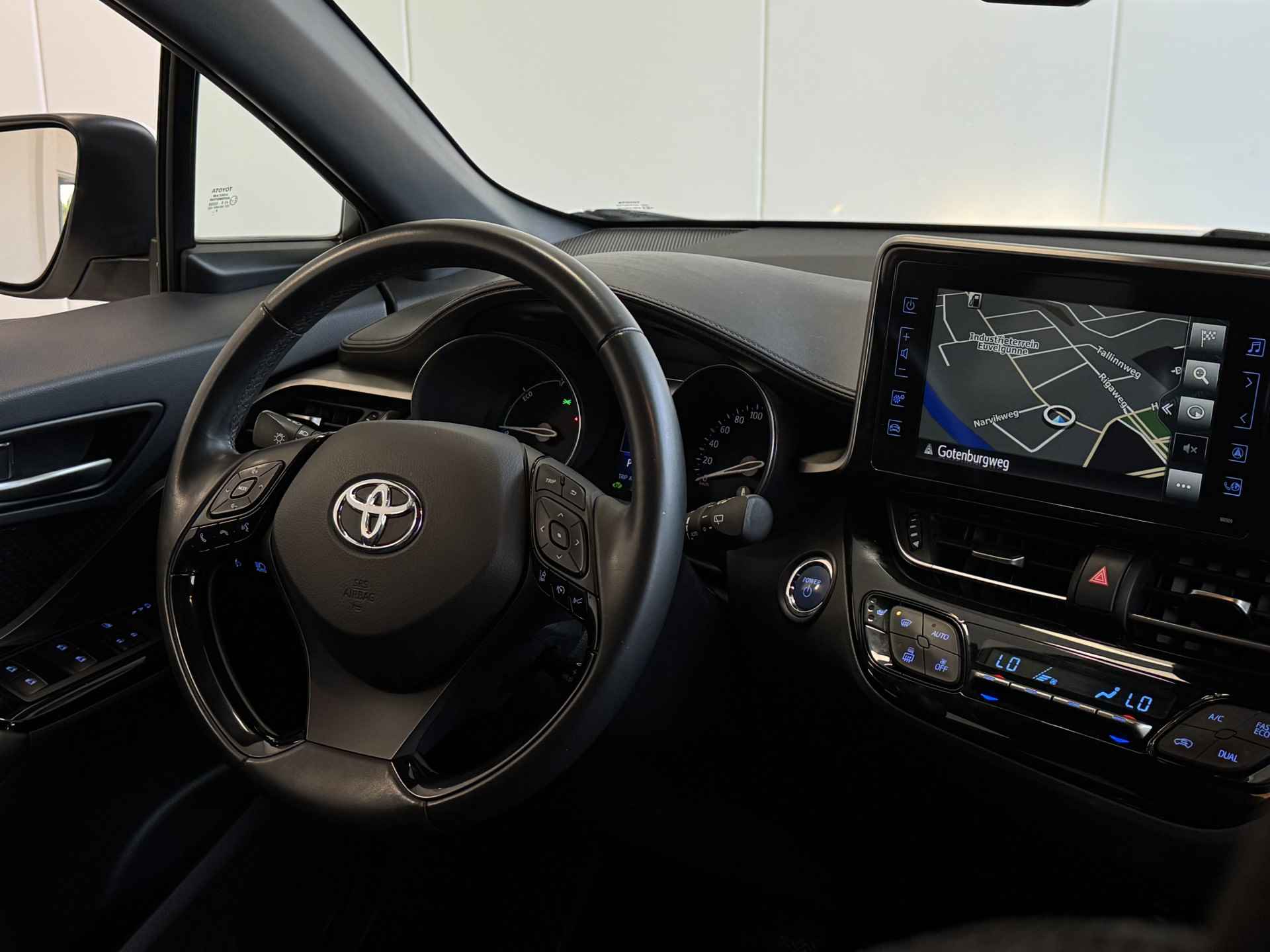 Toyota C-HR 1.8 Hybrid Dynamic | Navigatie | Voorstoelen verwarmd | Cruise control Adaptive | Airco | Rijklaar + 12 Maand BOVAG Garantie - 4/31