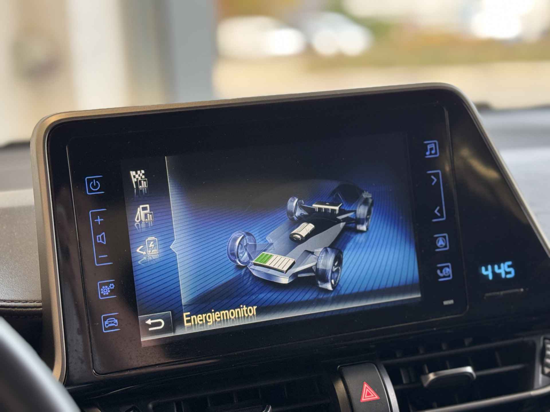 Toyota C-HR 1.8 Hybrid Dynamic | Navigatie | Voorstoelen verwarmd | Cruise control Adaptive | Airco | Rijklaar + 12 Maand BOVAG Garantie - 16/31