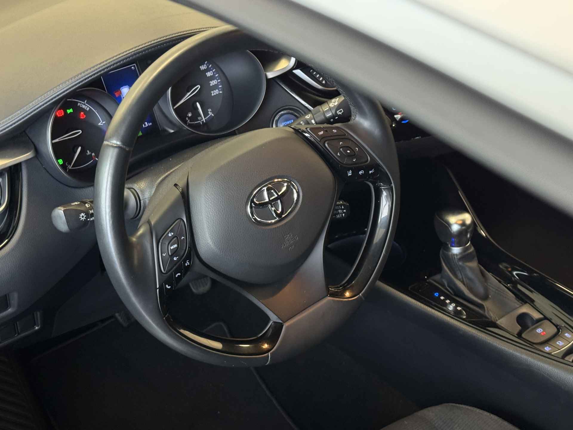 Toyota C-HR 1.8 Hybrid Dynamic | Navigatie | Voorstoelen verwarmd | Cruise control Adaptive | Airco | Rijklaar + 12 Maand BOVAG Garantie - 24/31