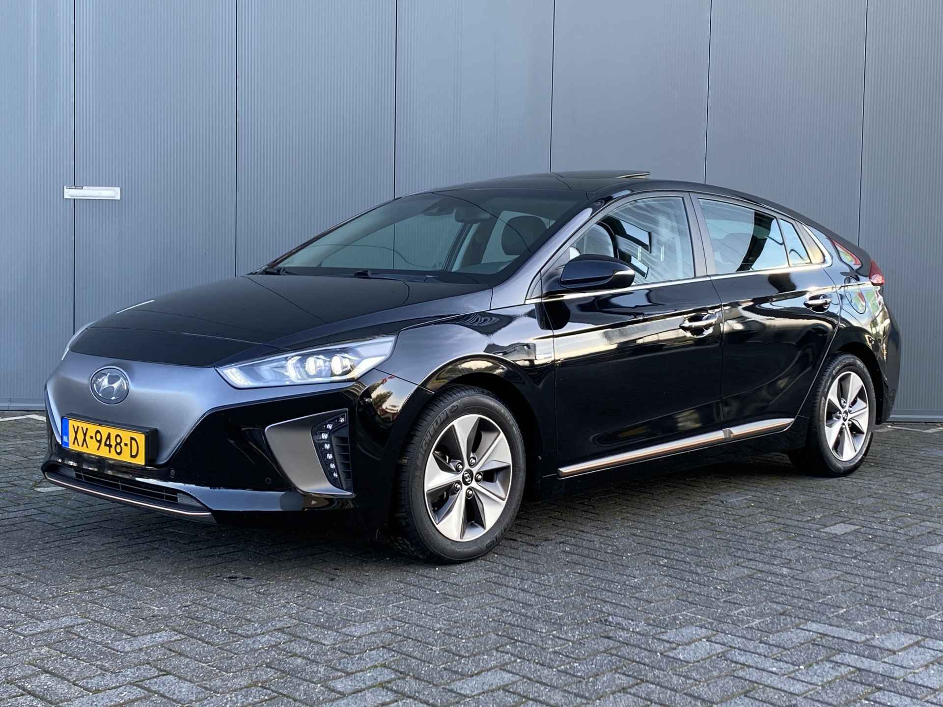 Hyundai IONIQ EV 120pk Premium Sky | LED | Leder | Climate | Camera | Keyless | Navigatie | Elek. Stoelen | Winterpakket | Panoramadak | Dodeh - 2/33