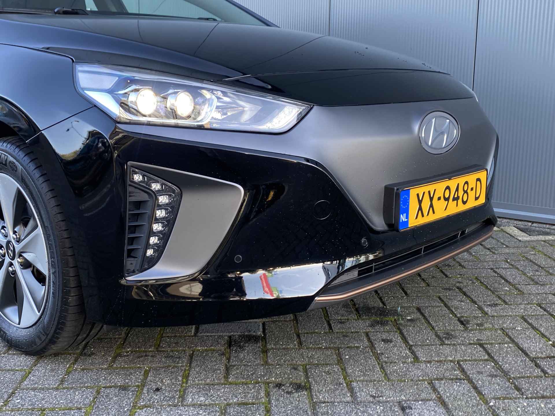 Hyundai IONIQ EV 120pk Premium Sky | LED | Leder | Climate | Camera | Keyless | Navigatie | Elek. Stoelen | Winterpakket | Panoramadak | Dodeh - 9/33