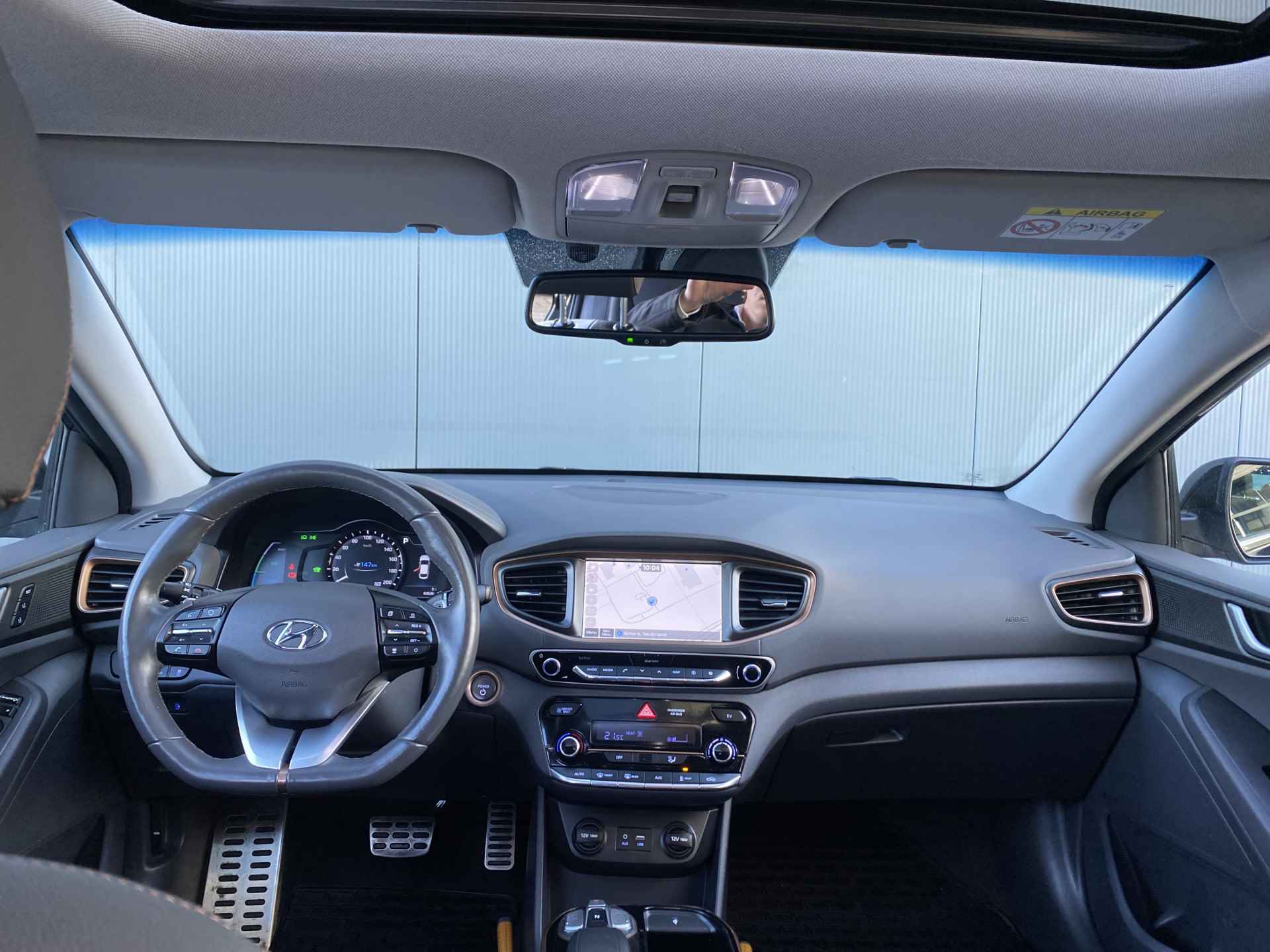 Hyundai IONIQ EV 120pk Premium Sky | LED | Leder | Climate | Camera | Keyless | Navigatie | Elek. Stoelen | Winterpakket | Panoramadak | Dodeh - 25/33