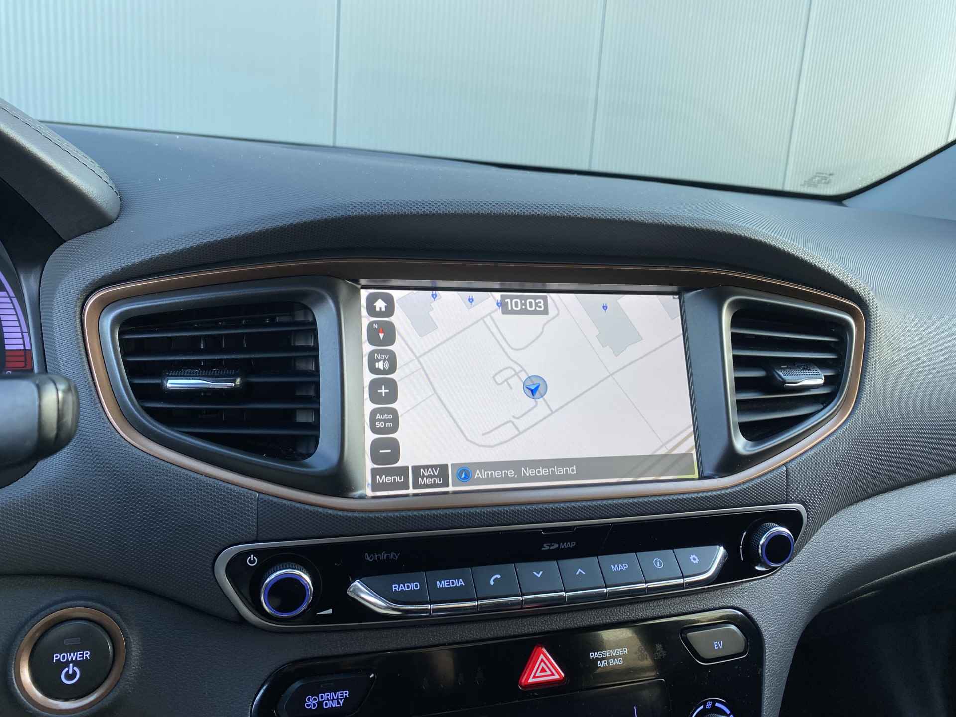 Hyundai IONIQ EV 120pk Premium Sky | LED | Leder | Climate | Camera | Keyless | Navigatie | Elek. Stoelen | Winterpakket | Panoramadak | Dodeh - 26/33