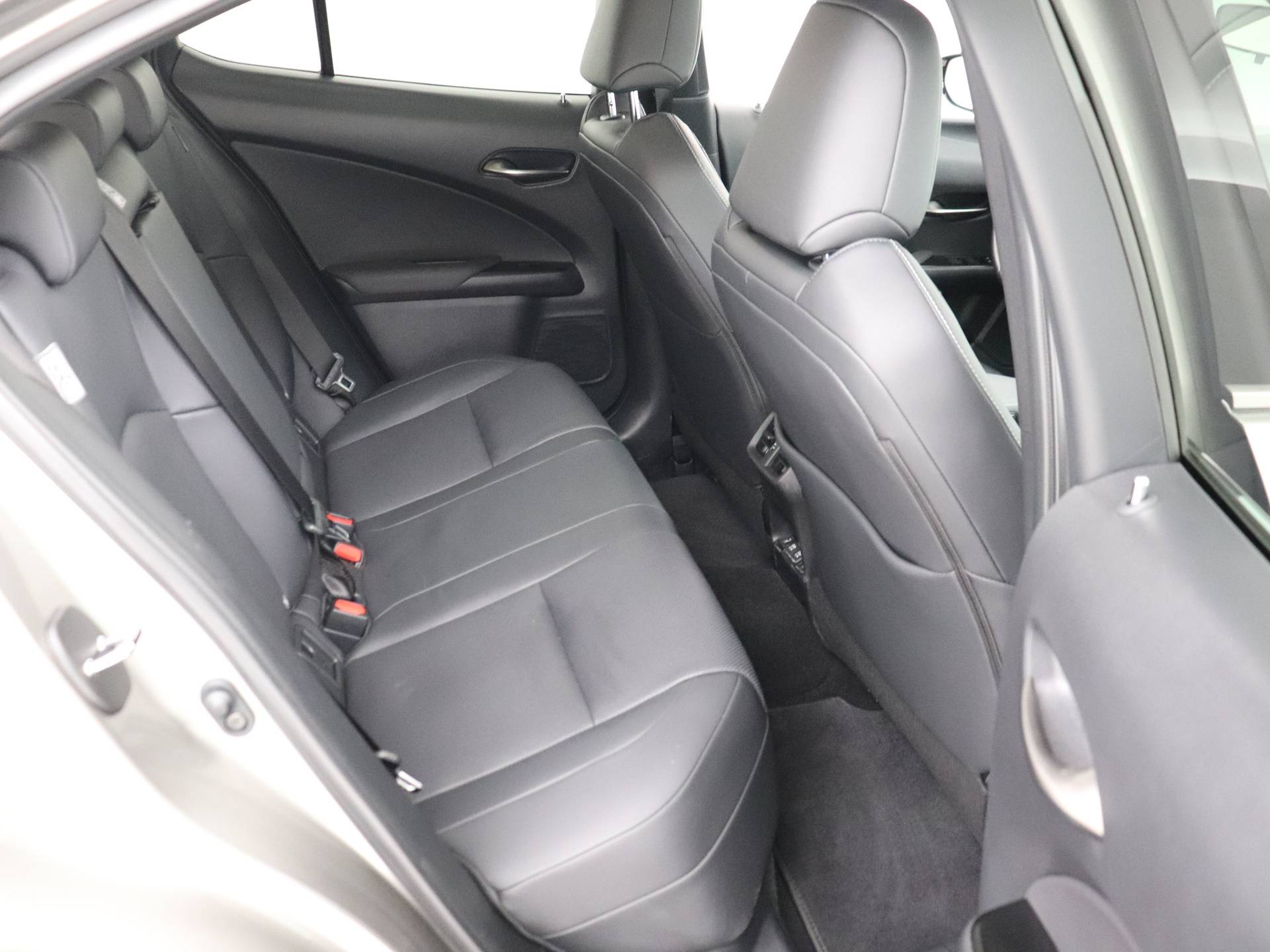 Lexus UX 300e Luxury | Leder | Stoelverwarming en -ventilatie | Safety System+ | - 25/50