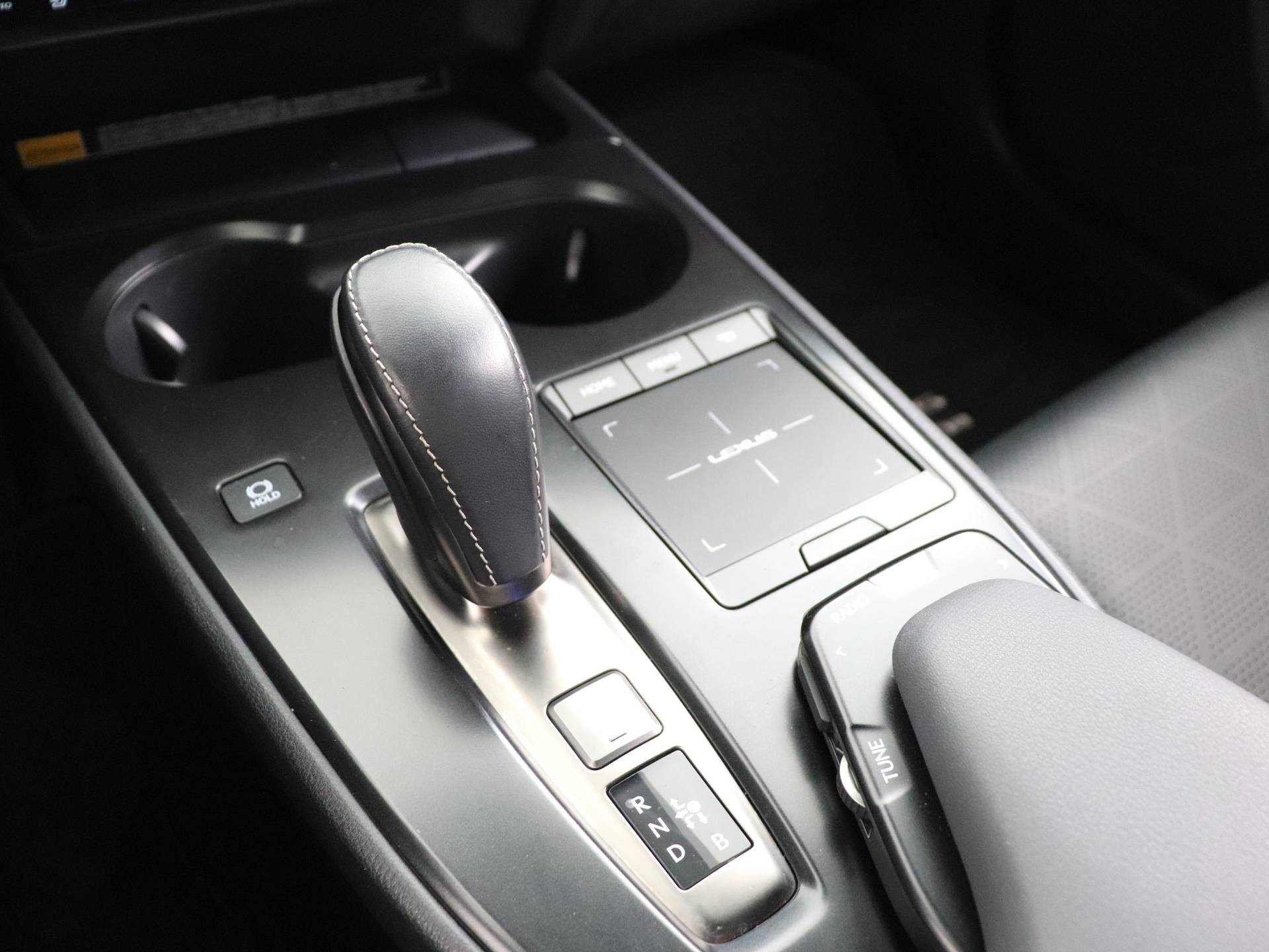 Lexus UX 300e Luxury | Leder | Stoelverwarming en -ventilatie | Safety System+ | - 9/50