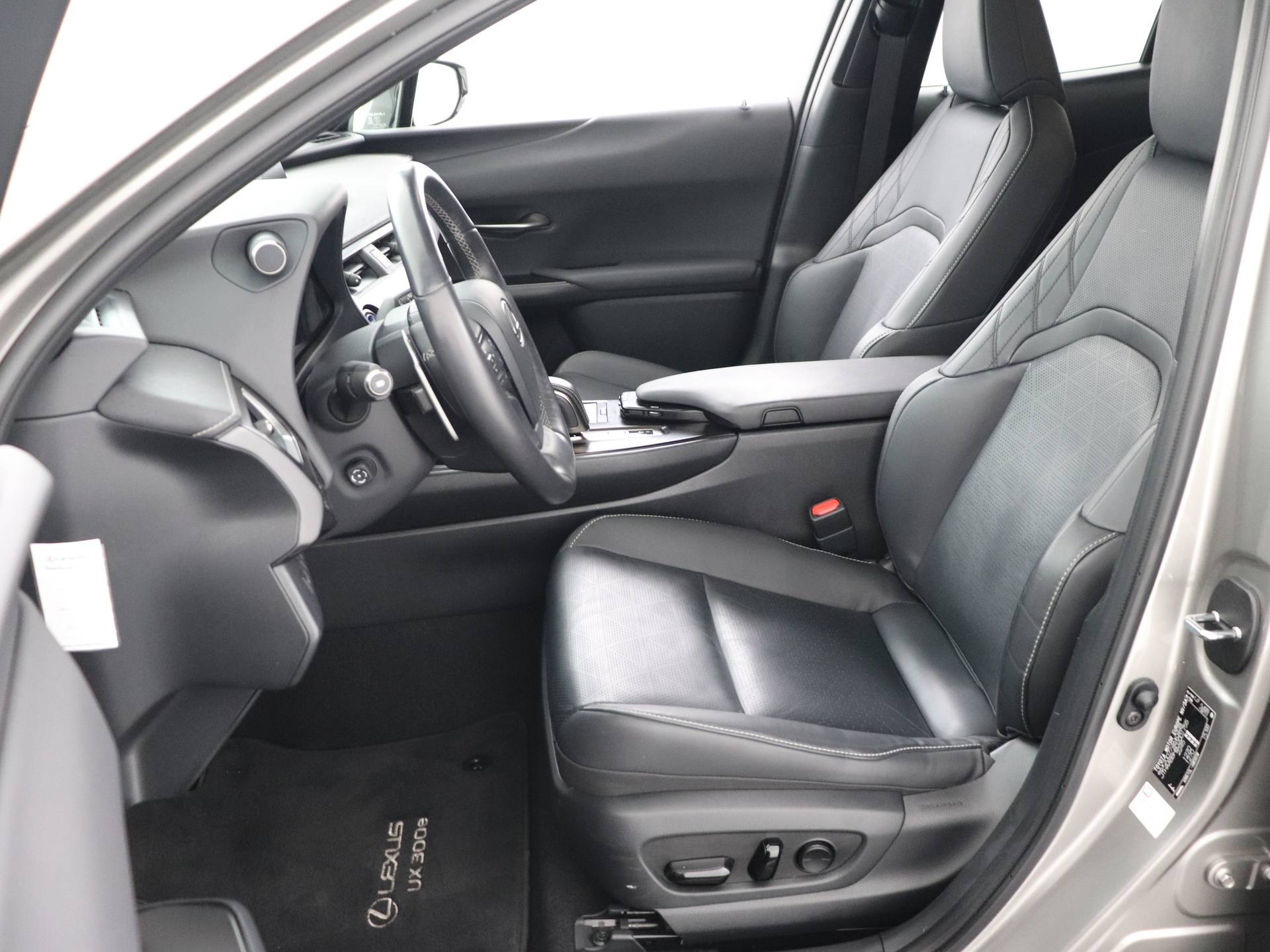 Lexus UX 300e Luxury | Leder | Stoelverwarming en -ventilatie | Safety System+ | - 13/50