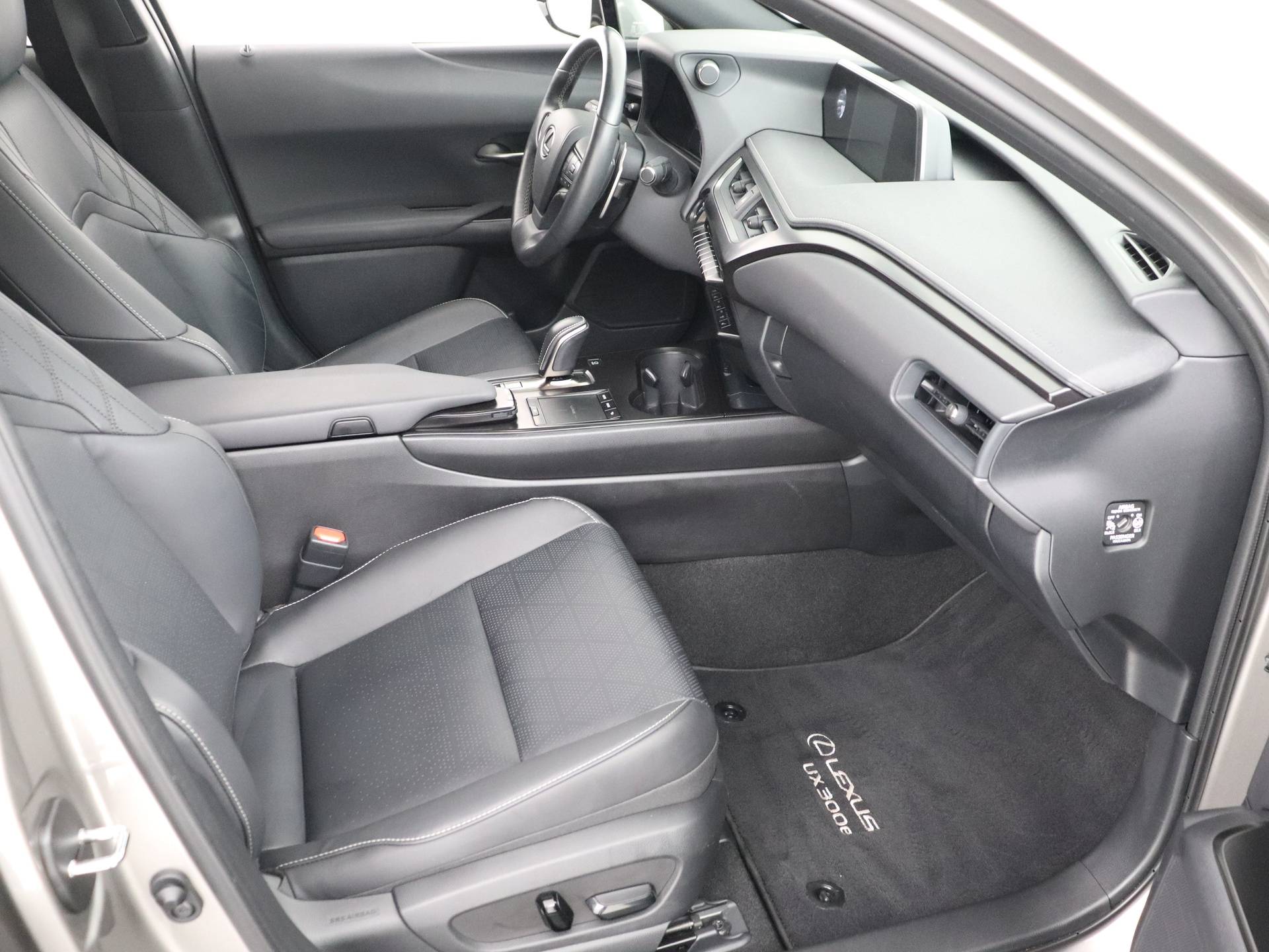 Lexus UX 300e Luxury | Leder | Stoelverwarming en -ventilatie | Safety System+ | - 24/50