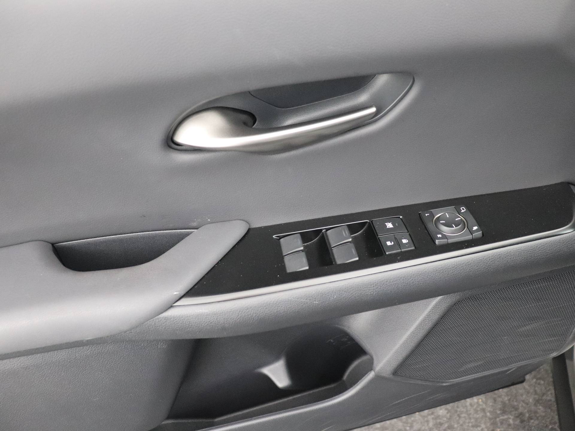 Lexus UX 300e Luxury | Leder | Stoelverwarming en -ventilatie | Safety System+ | - 27/50