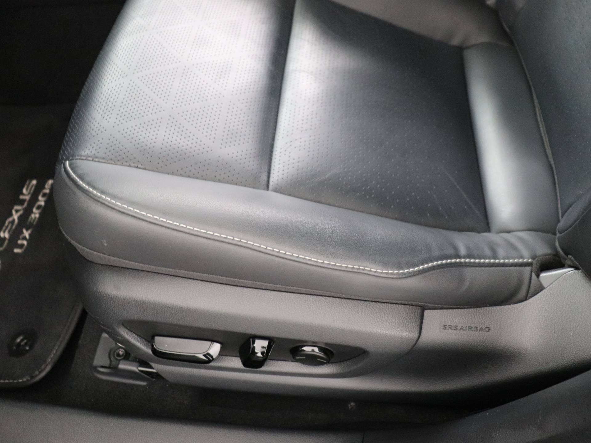 Lexus UX 300e Luxury | Leder | Stoelverwarming en -ventilatie | Safety System+ | - 46/50