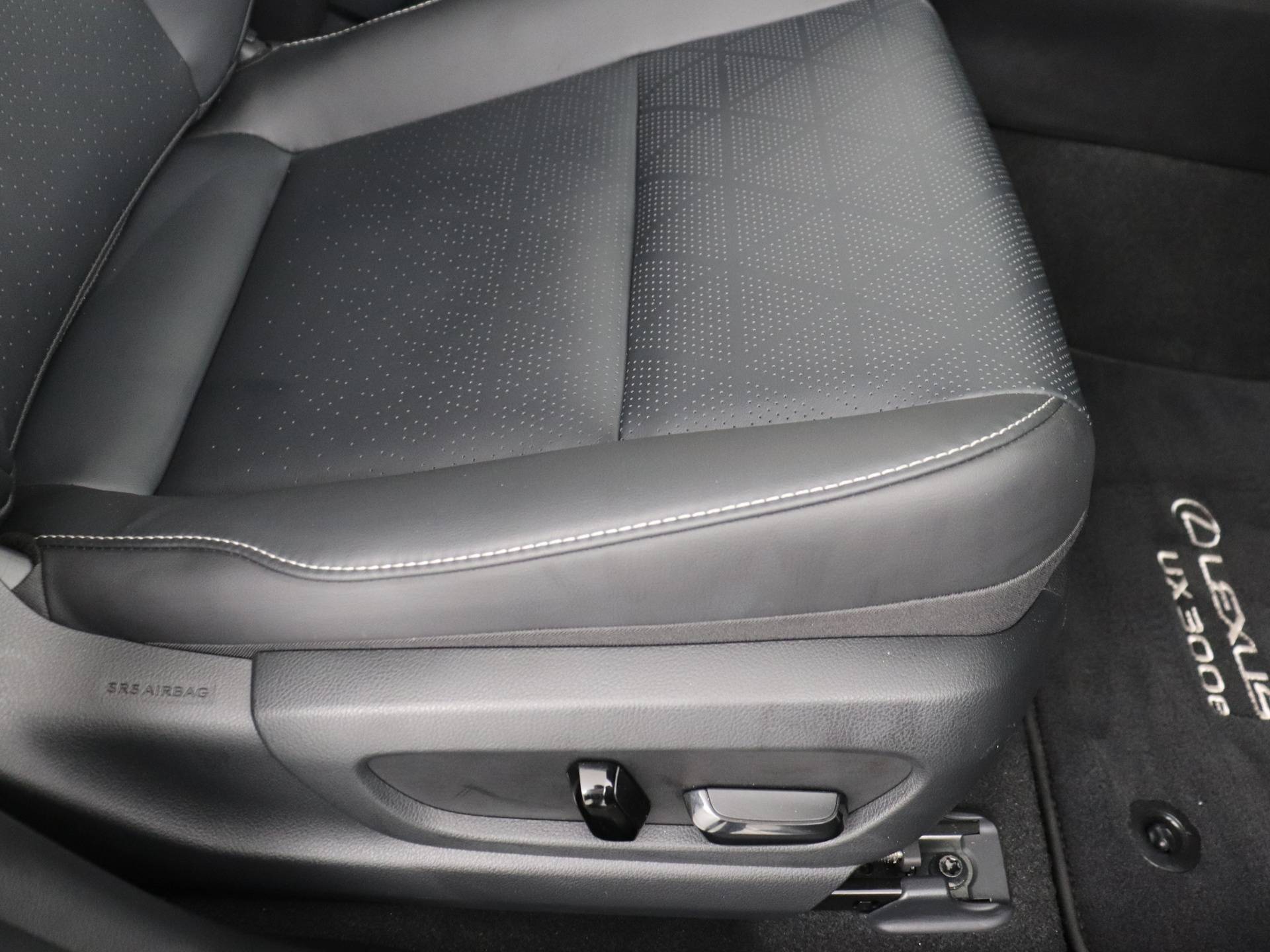 Lexus UX 300e Luxury | Leder | Stoelverwarming en -ventilatie | Safety System+ | - 48/50