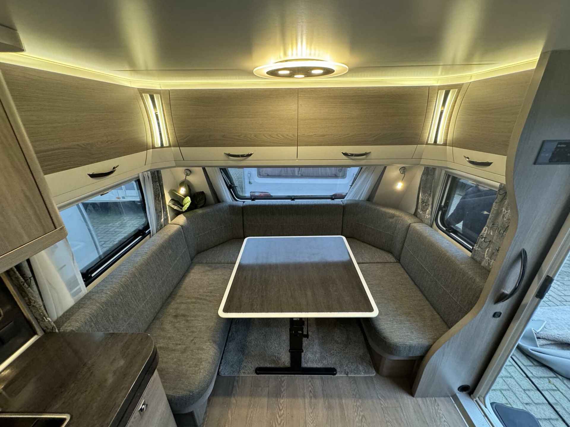 HOBBY PRESTIGE 720 KWFU XXL CARAVANSHOW 24,25,26 januari - 9/30