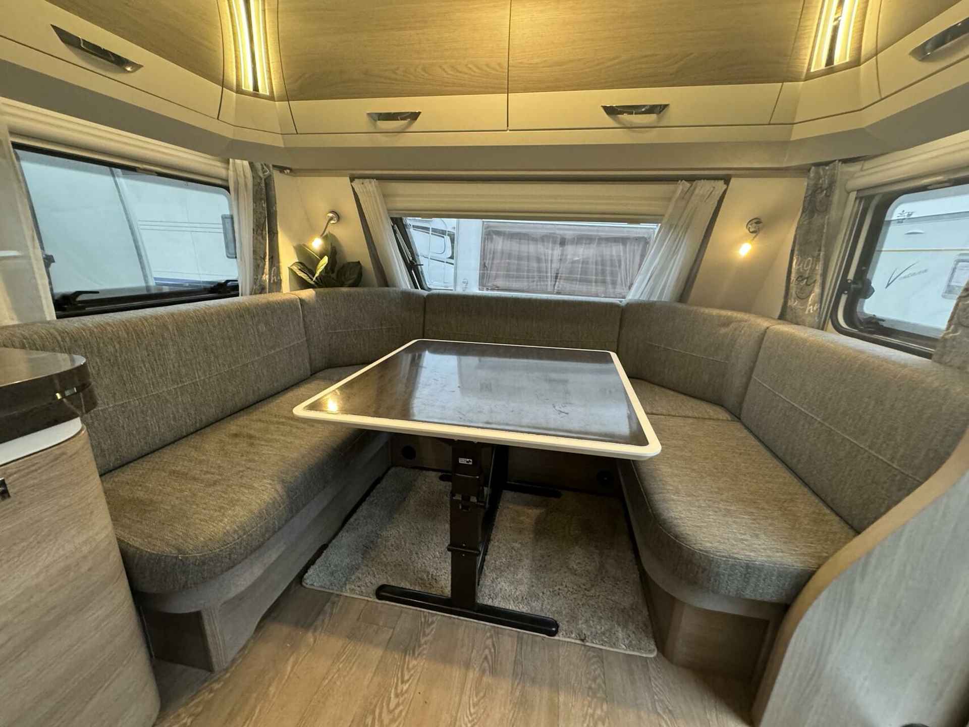 HOBBY PRESTIGE 720 KWFU XXL CARAVANSHOW 24,25,26 januari - 10/30