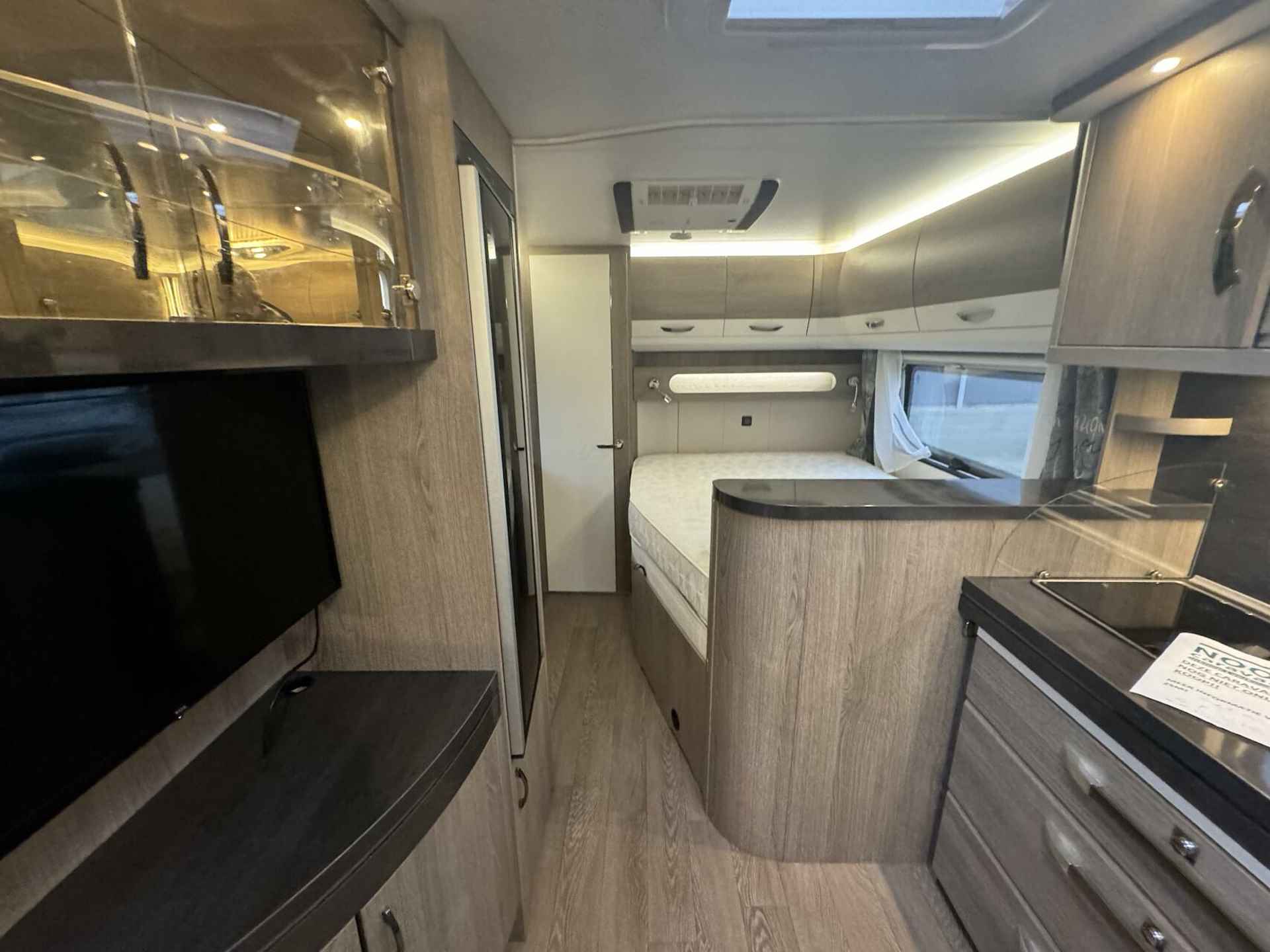 HOBBY PRESTIGE 720 KWFU XXL CARAVANSHOW 24,25,26 januari - 12/30