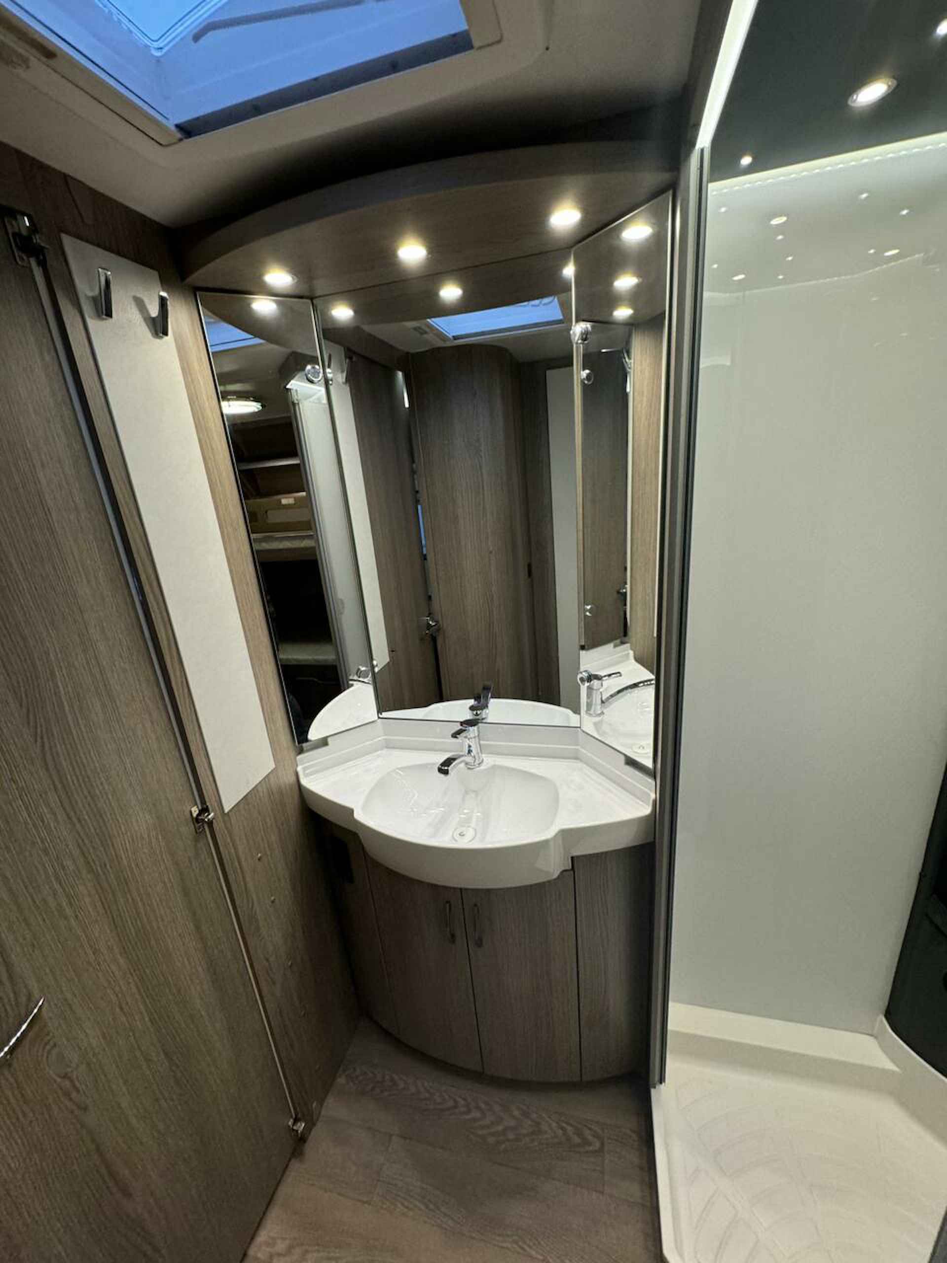 HOBBY PRESTIGE 720 KWFU XXL CARAVANSHOW 24,25,26 januari - 17/30