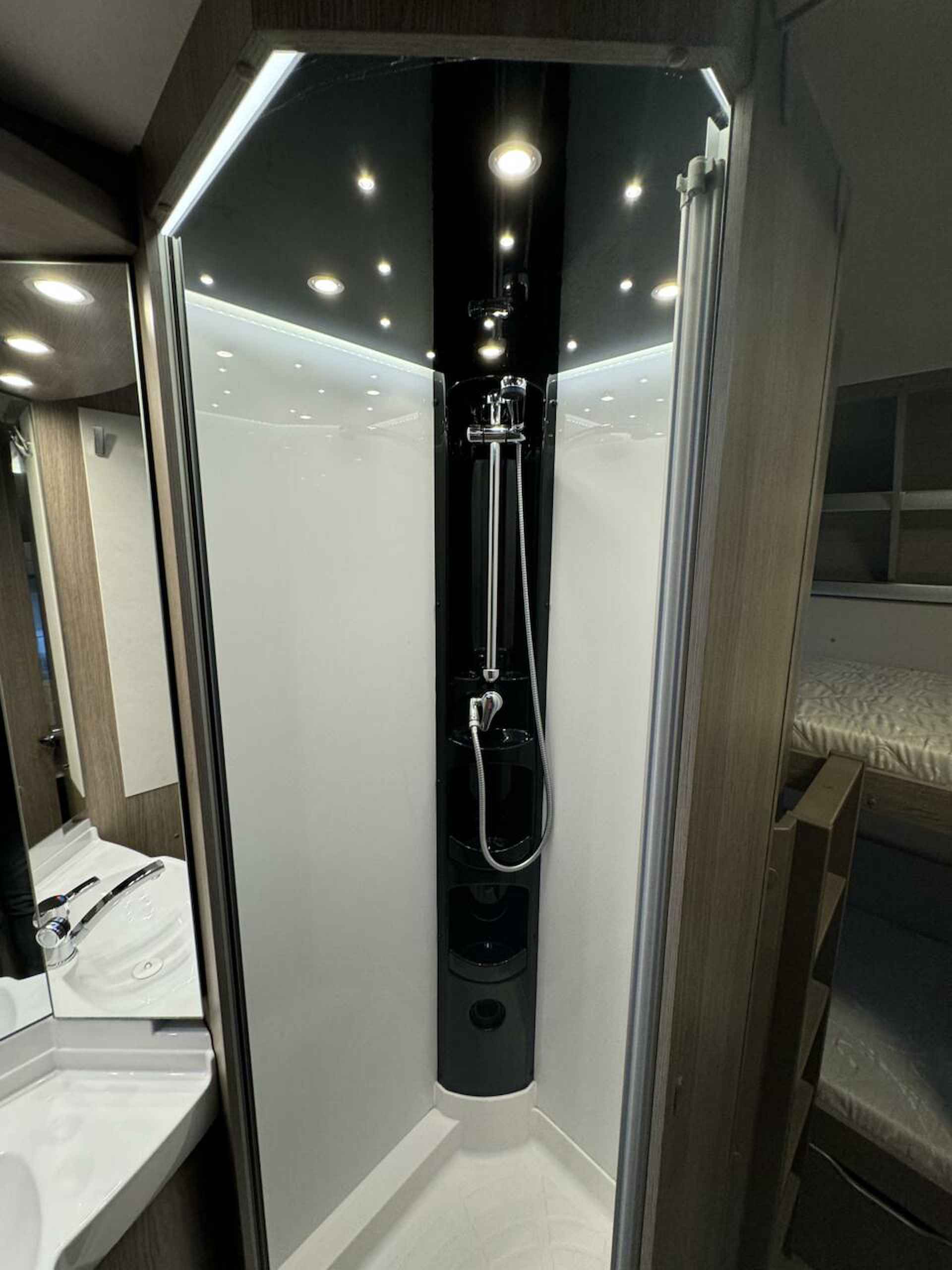 HOBBY PRESTIGE 720 KWFU XXL CARAVANSHOW 24,25,26 januari - 18/30