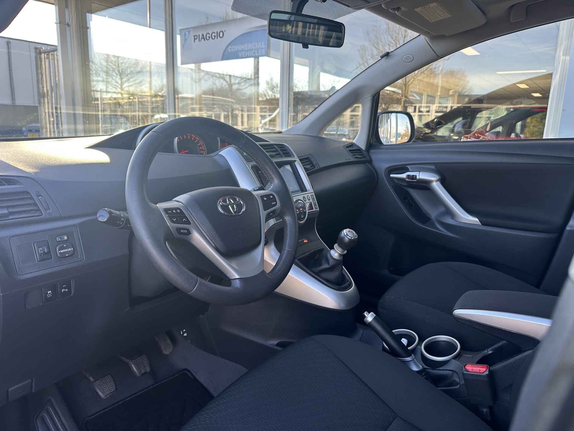 Toyota Verso 1.8 VVT-i Dynamic Business CLIMA,CARPLAY,CRUISE,DAB - 8/27