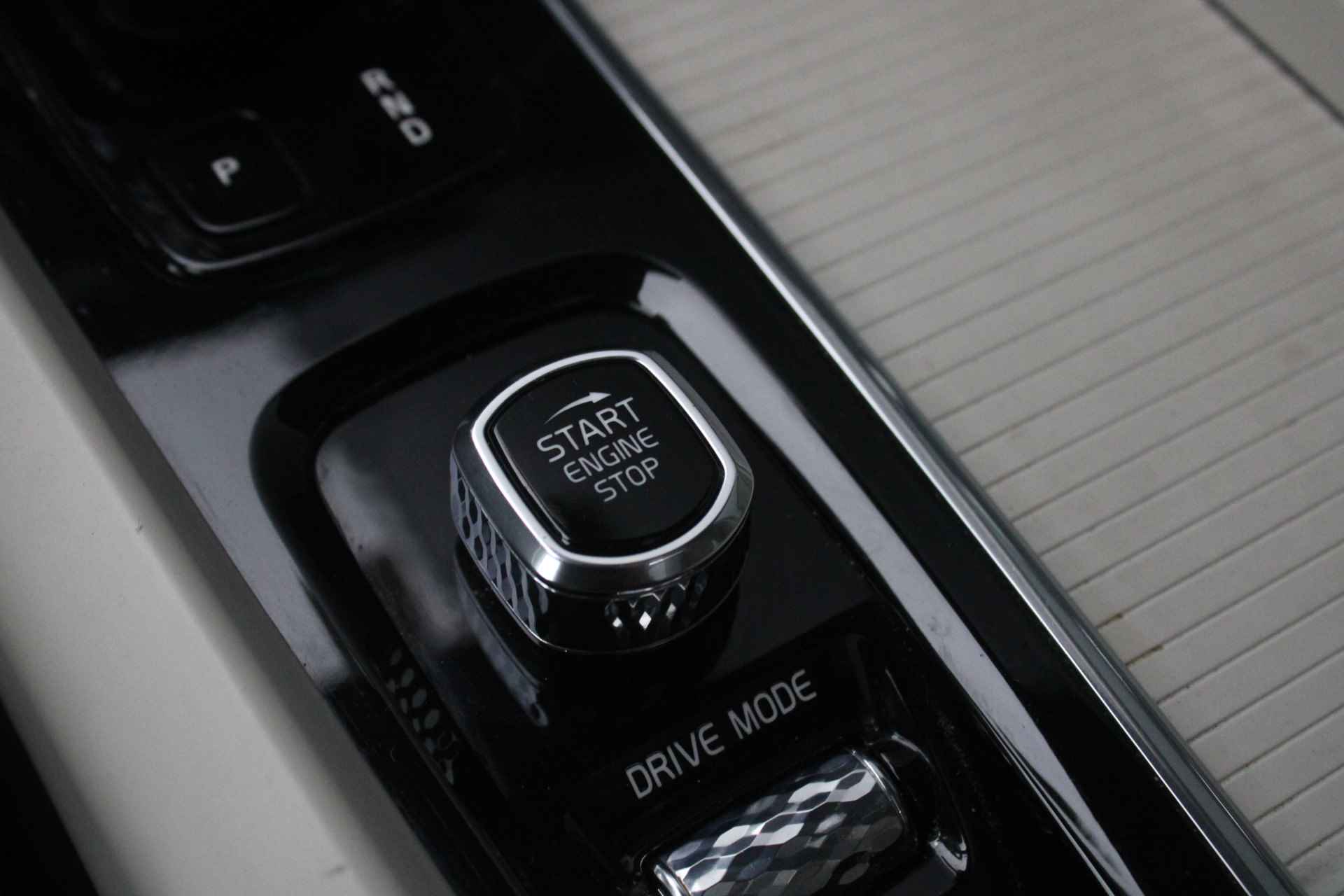 Volvo V60 B3 GT Business Pro | Panoramadak | BLIS | Trekhaak | Adaptieve cruise | Camera | DAB - 17/20