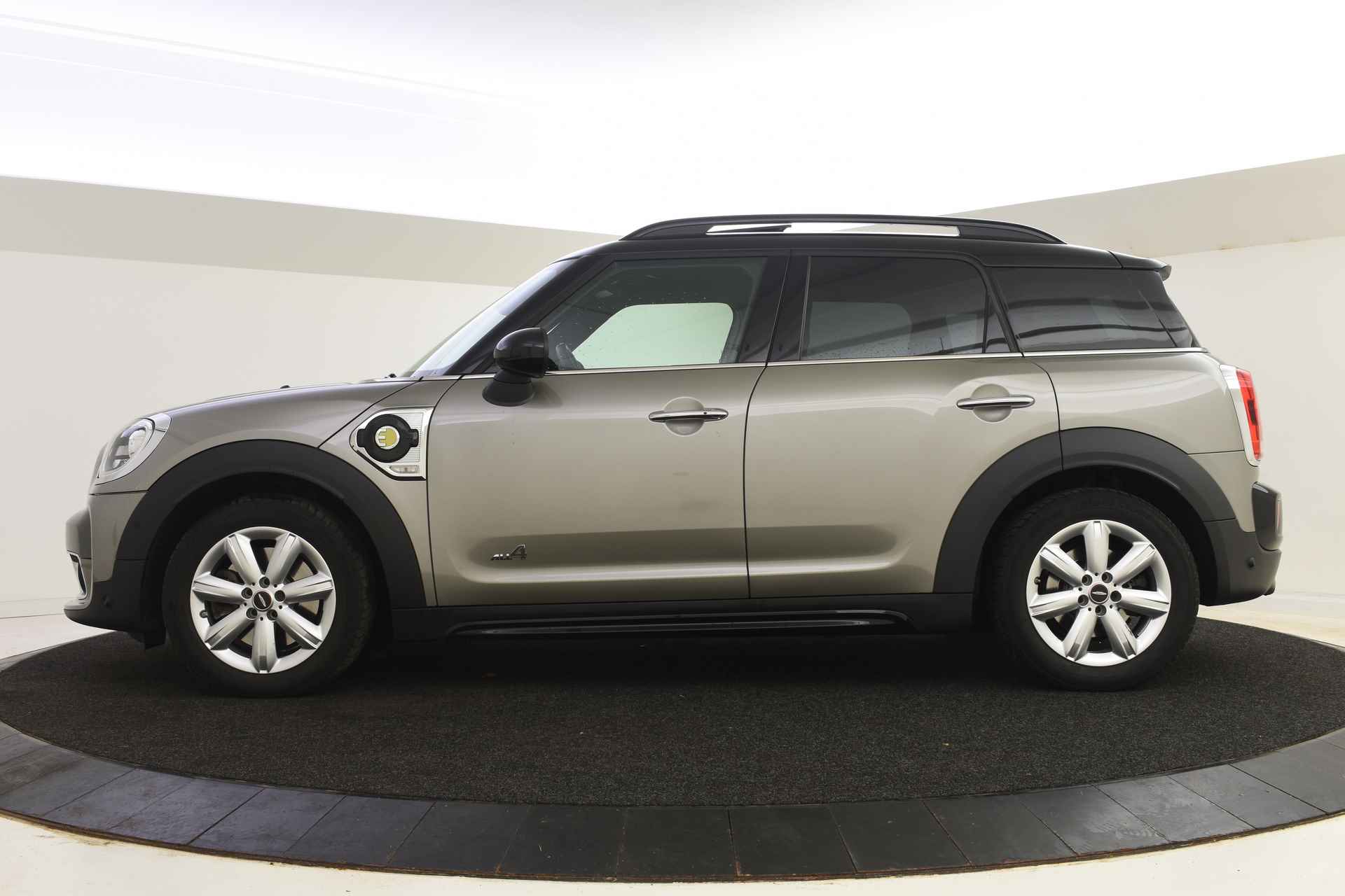 MINI Countryman Cooper SE ALL4 Chili Automaat / Panoramadak / Achteruitrijcamera / Sportstoelen / LED / Park Assistant / Comfort Access / Harman-Kardon - 4/50