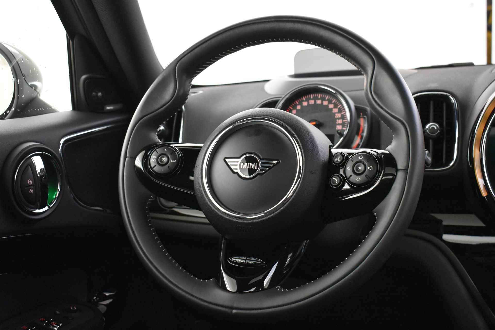 MINI Countryman Cooper SE ALL4 Chili Automaat / Panoramadak / Achteruitrijcamera / Sportstoelen / LED / Park Assistant / Comfort Access / Harman-Kardon - 18/50