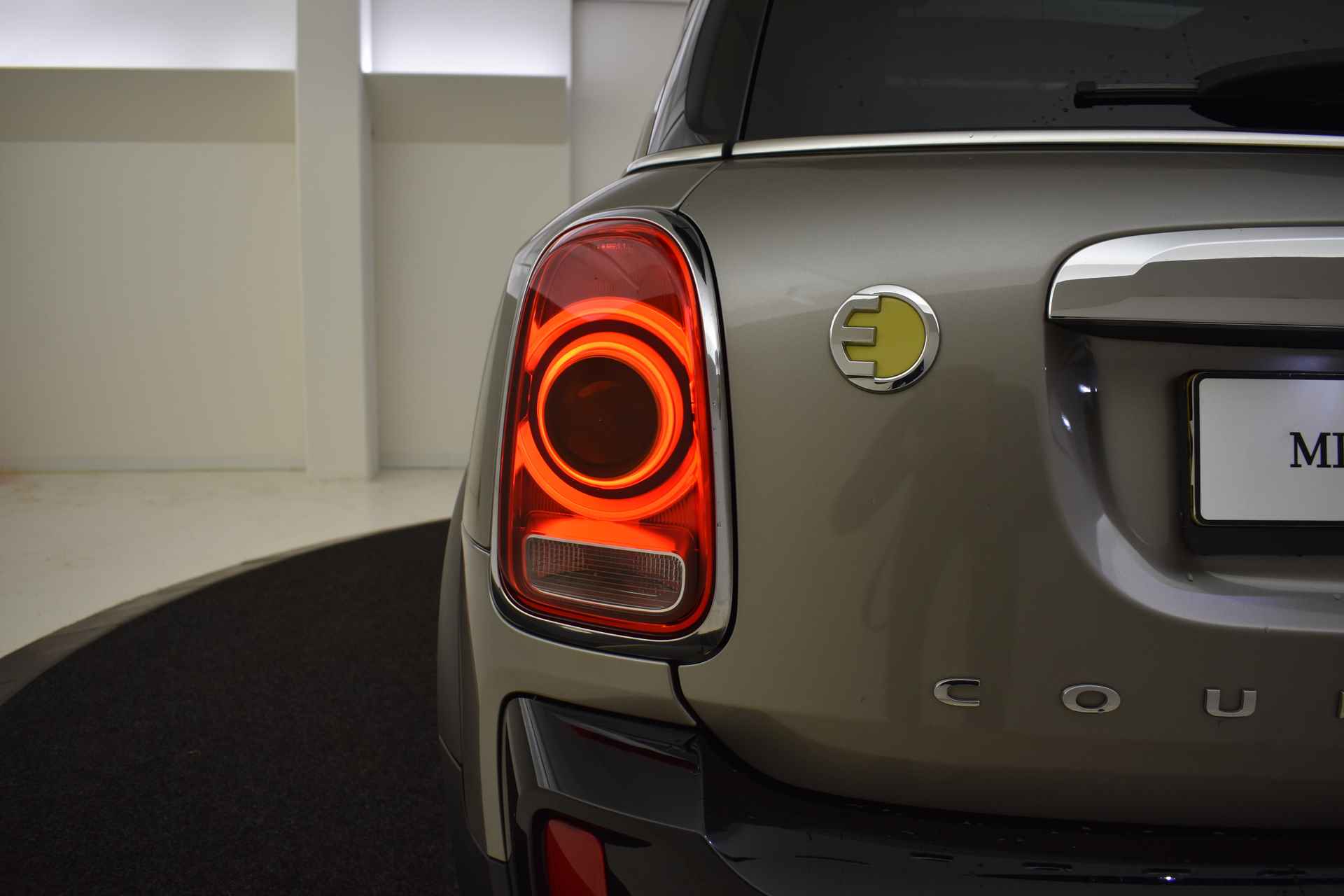 MINI Countryman Cooper SE ALL4 Chili Automaat / Panoramadak / Achteruitrijcamera / Sportstoelen / LED / Park Assistant / Comfort Access / Harman-Kardon - 50/50