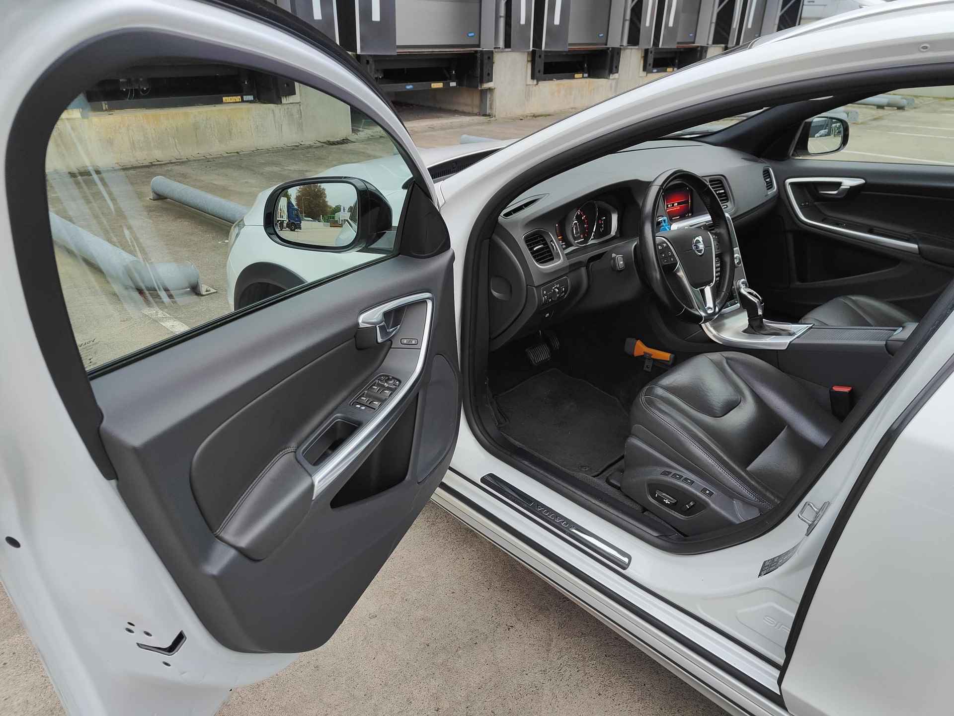 Volvo V60 Cross Country 2.0 T5 Polar+ Schuif/Kanteldak, trekhaak, Lederen bekleding - 4/11