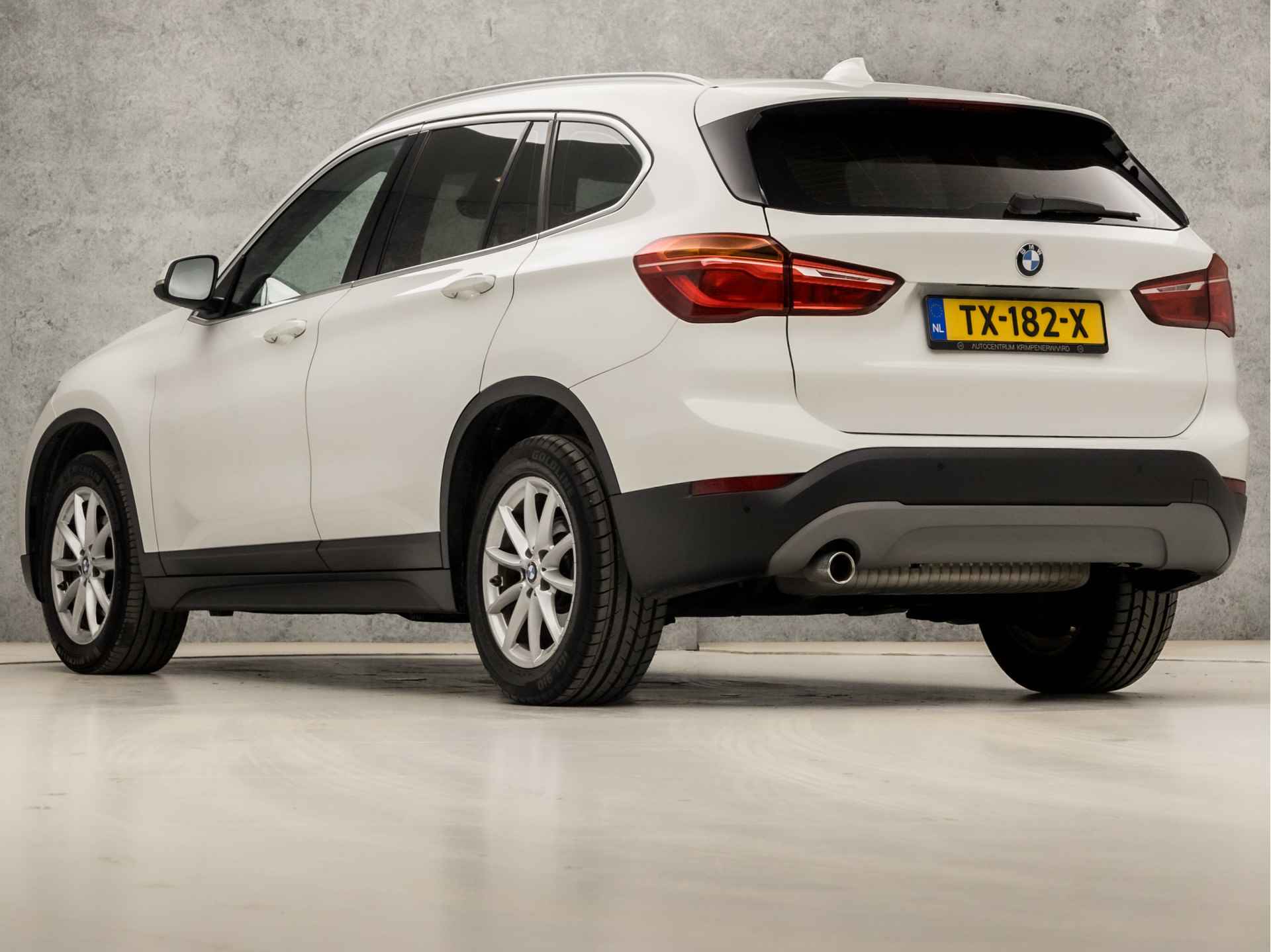 BMW X1 sDrive18i Executive Sport 141Pk Automaat (NAVIGATIE, DIGITAL COCKPIT, STOELVERWARMING, SPORTSTOELEN, LENDESTEUNEN, GETINT GLAS, LED KOPLAMPEN, ELEK ACHTERKLEP, NIEUWSTAAT) - 3/37