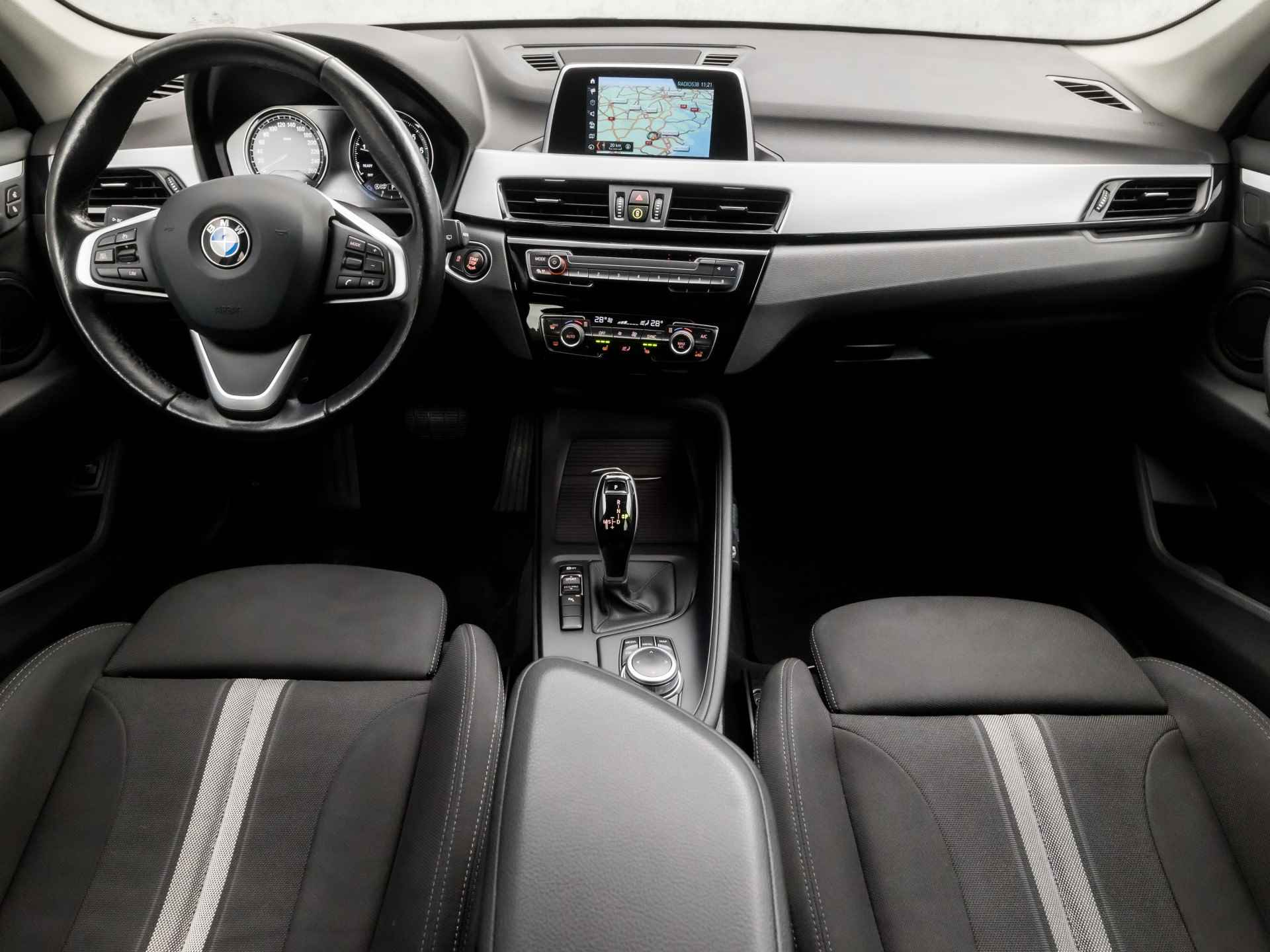 BMW X1 sDrive18i Executive Sport 141Pk Automaat (NAVIGATIE, DIGITAL COCKPIT, STOELVERWARMING, SPORTSTOELEN, LENDESTEUNEN, GETINT GLAS, LED KOPLAMPEN, ELEK ACHTERKLEP, NIEUWSTAAT) - 6/37