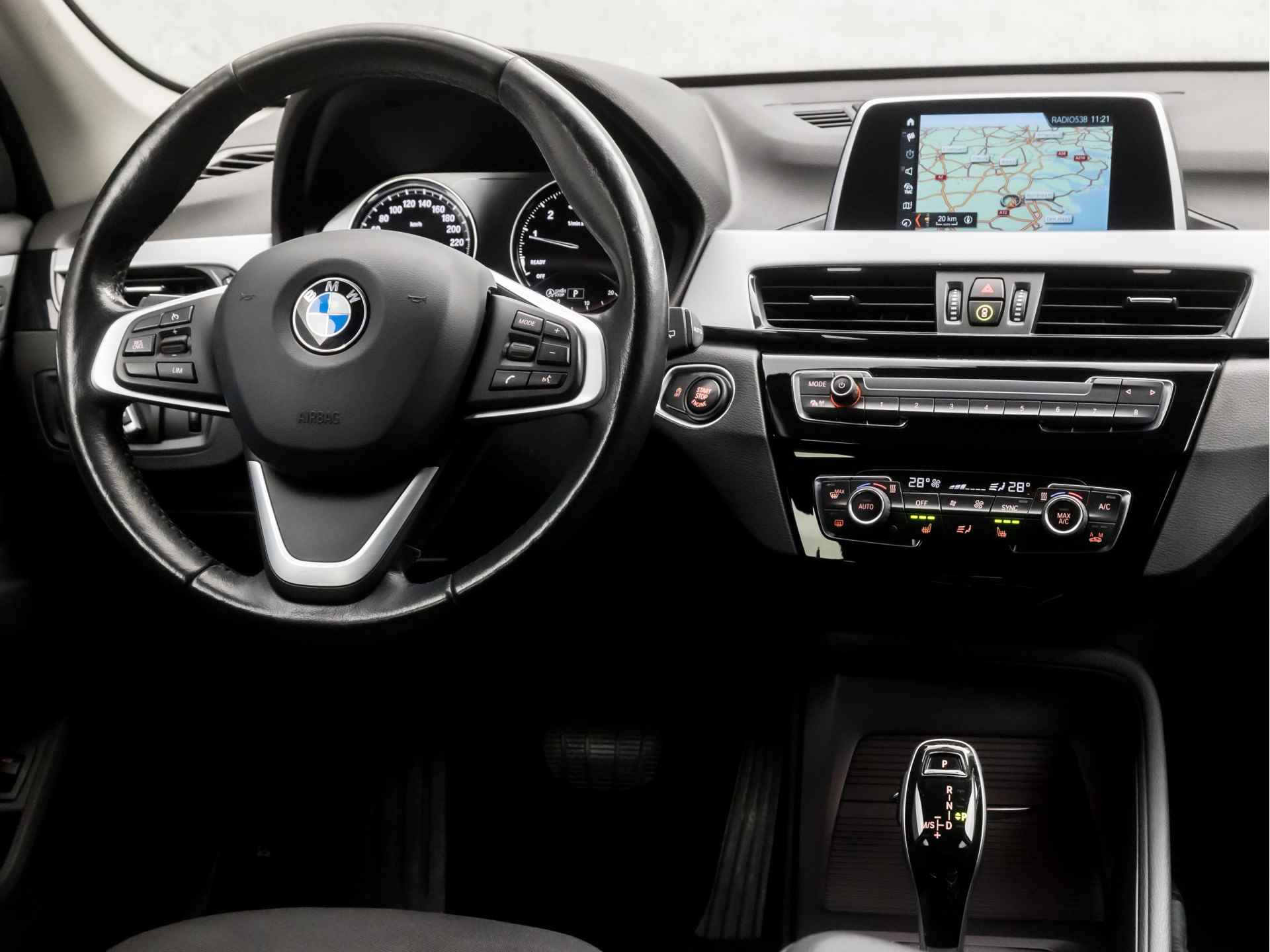 BMW X1 sDrive18i Executive Sport 141Pk Automaat (NAVIGATIE, DIGITAL COCKPIT, STOELVERWARMING, SPORTSTOELEN, LENDESTEUNEN, GETINT GLAS, LED KOPLAMPEN, ELEK ACHTERKLEP, NIEUWSTAAT) - 7/37