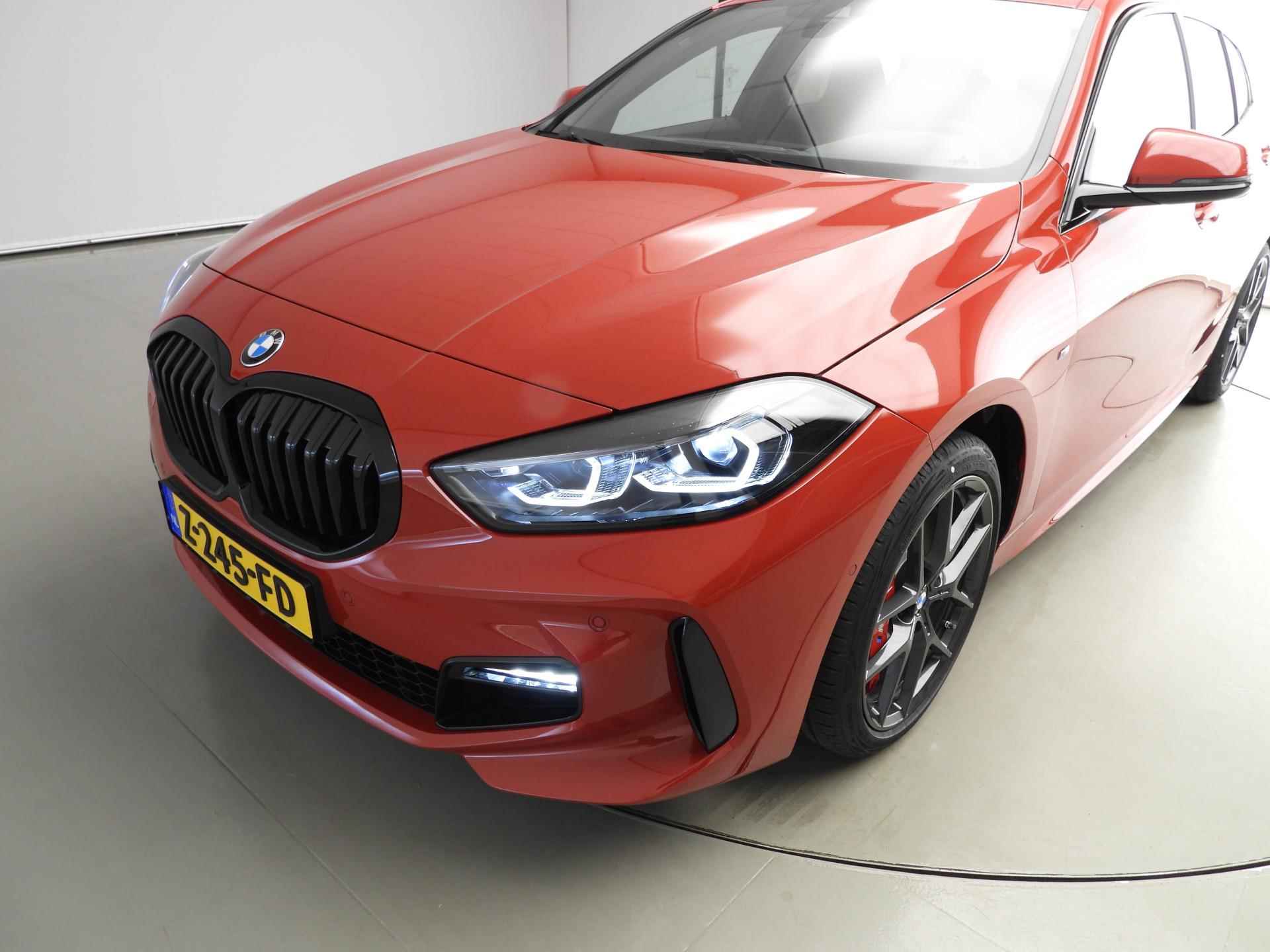 BMW 1 Serie 5-deurs 118i | M-Sportpakket | LED | Navigatie | Schuifdak | Active cruise | DAB | Harman-kardon sound | Alu18 inch | Showroom Sale - 39/41