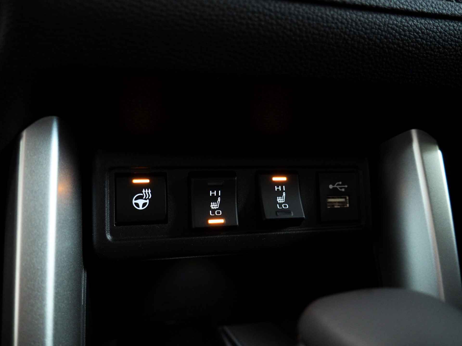 Toyota Corolla Cross 2.0 High Power Hybrid Style **NIEUW** | Dodehoekdetectie | Noodremfunctie (met stuurcorrectie) | Adaptive Cruise Control | Stuur- en Stoelverwarming | Apple CarPlay/ Android Auto | Voorruitverwarming | Achteruitrijcamera | Lane A - 22/43
