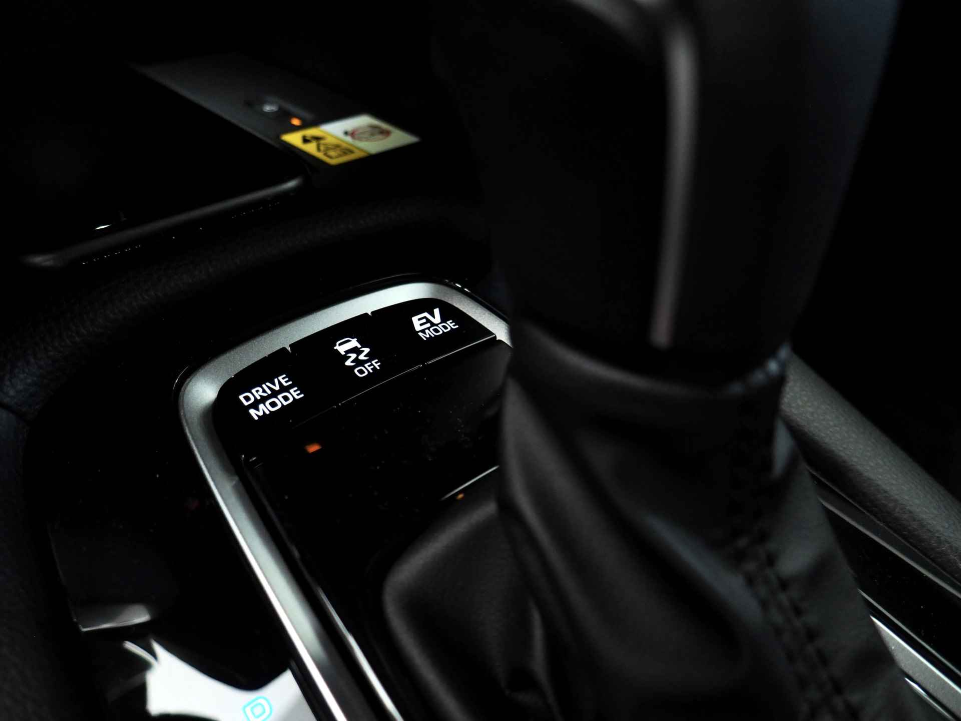 Toyota Corolla Cross 2.0 High Power Hybrid Style **NIEUW** | Dodehoekdetectie | Noodremfunctie (met stuurcorrectie) | Adaptive Cruise Control | Stuur- en Stoelverwarming | Apple CarPlay/ Android Auto | Voorruitverwarming | Achteruitrijcamera | Lane A - 24/43