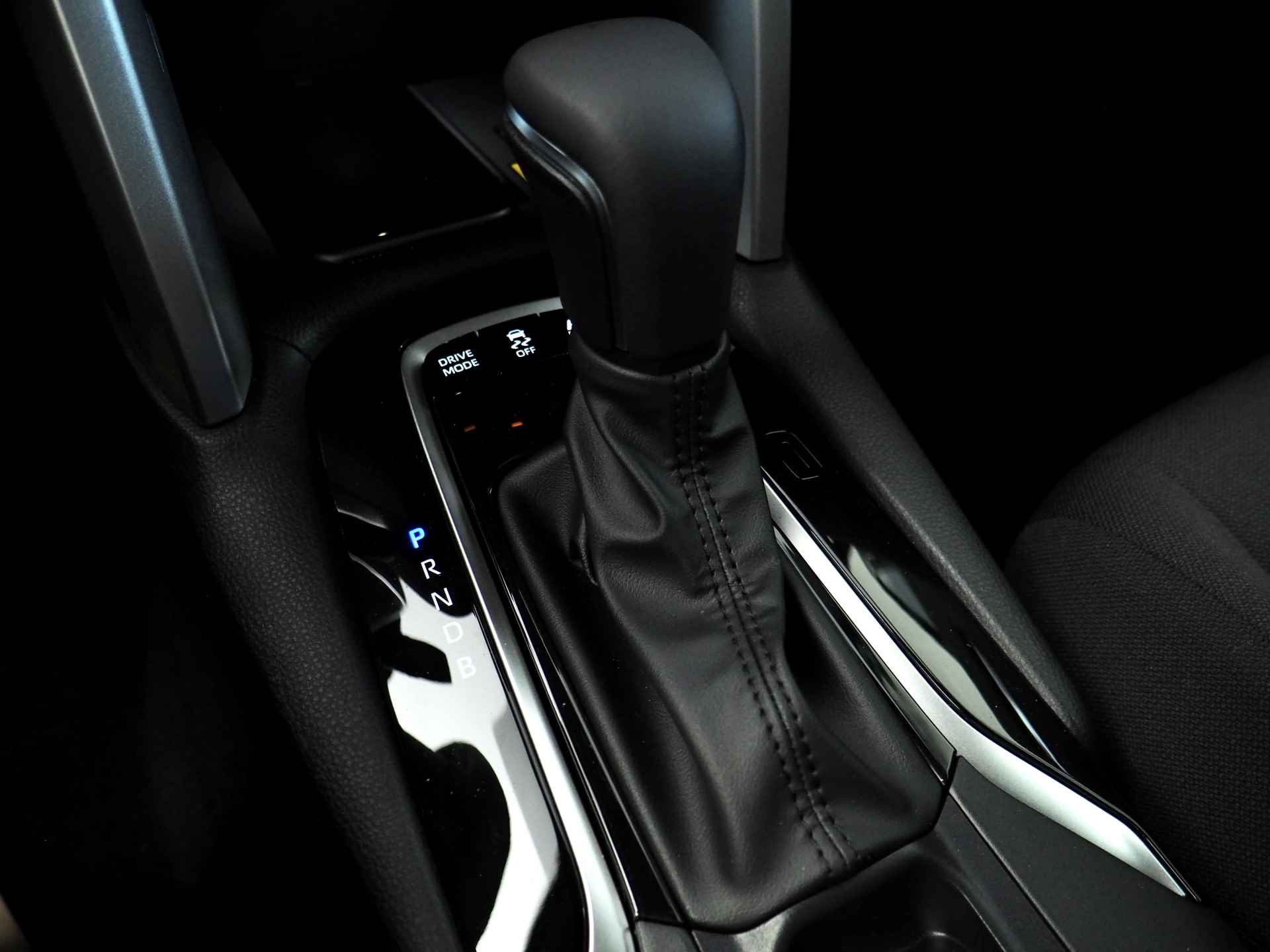 Toyota Corolla Cross 2.0 High Power Hybrid Style **NIEUW** | Dodehoekdetectie | Noodremfunctie (met stuurcorrectie) | Adaptive Cruise Control | Stuur- en Stoelverwarming | Apple CarPlay/ Android Auto | Voorruitverwarming | Achteruitrijcamera | Lane A - 25/43