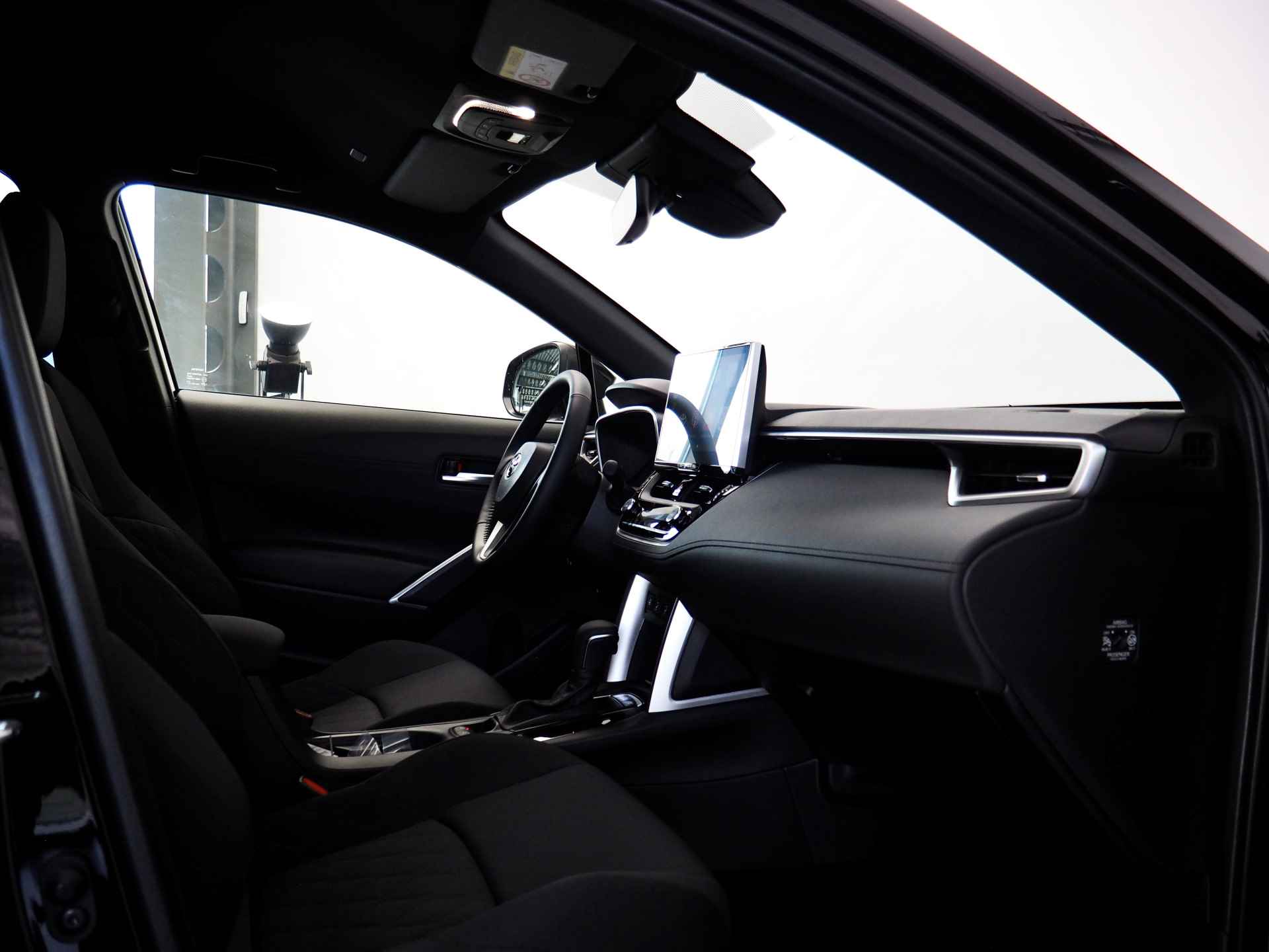Toyota Corolla Cross 2.0 High Power Hybrid Style **NIEUW** | Dodehoekdetectie | Noodremfunctie (met stuurcorrectie) | Adaptive Cruise Control | Stuur- en Stoelverwarming | Apple CarPlay/ Android Auto | Voorruitverwarming | Achteruitrijcamera | Lane A - 27/43