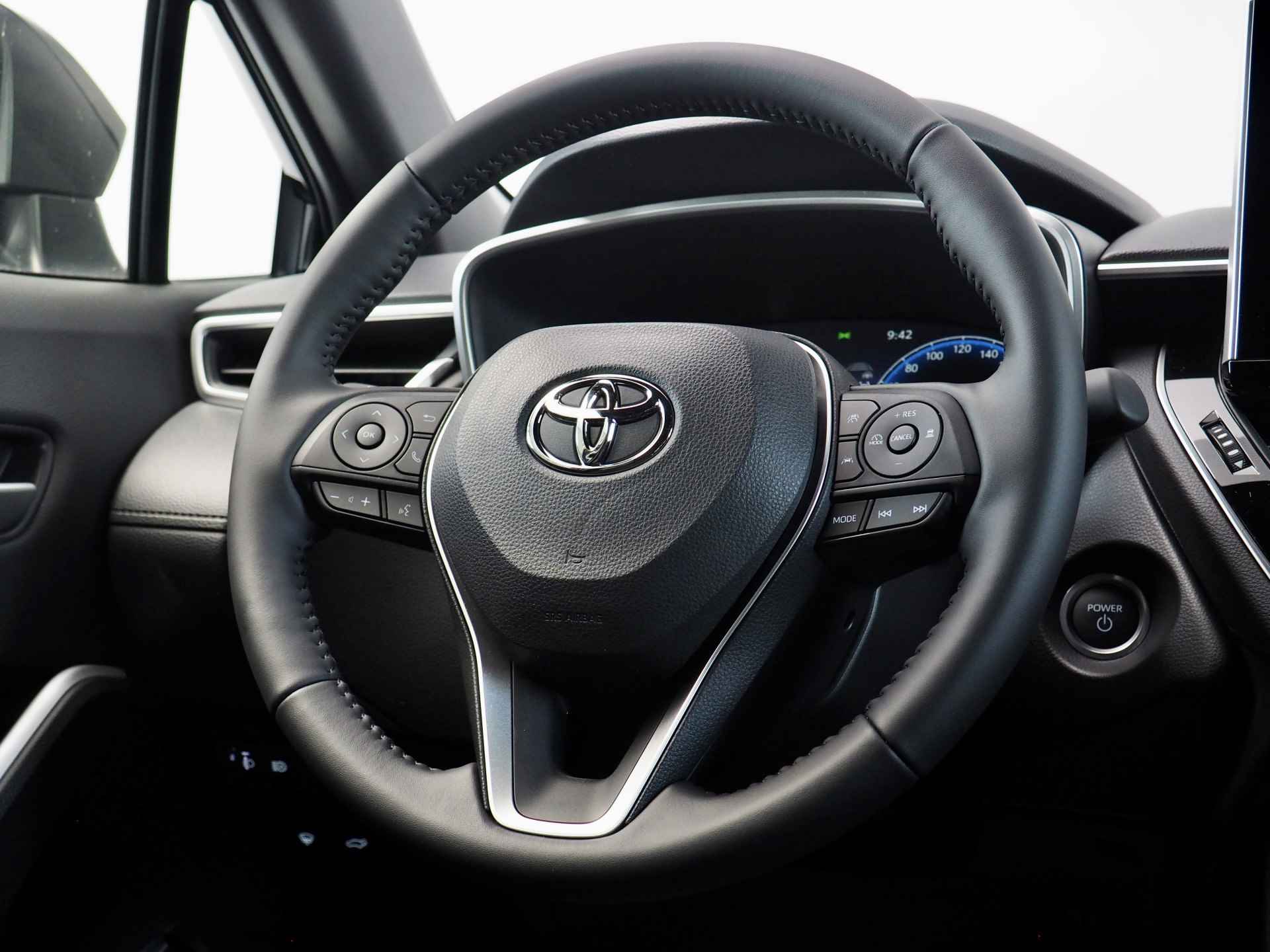 Toyota Corolla Cross 2.0 High Power Hybrid Style **NIEUW** | Dodehoekdetectie | Noodremfunctie (met stuurcorrectie) | Adaptive Cruise Control | Stuur- en Stoelverwarming | Apple CarPlay/ Android Auto | Voorruitverwarming | Achteruitrijcamera | Lane A - 29/43